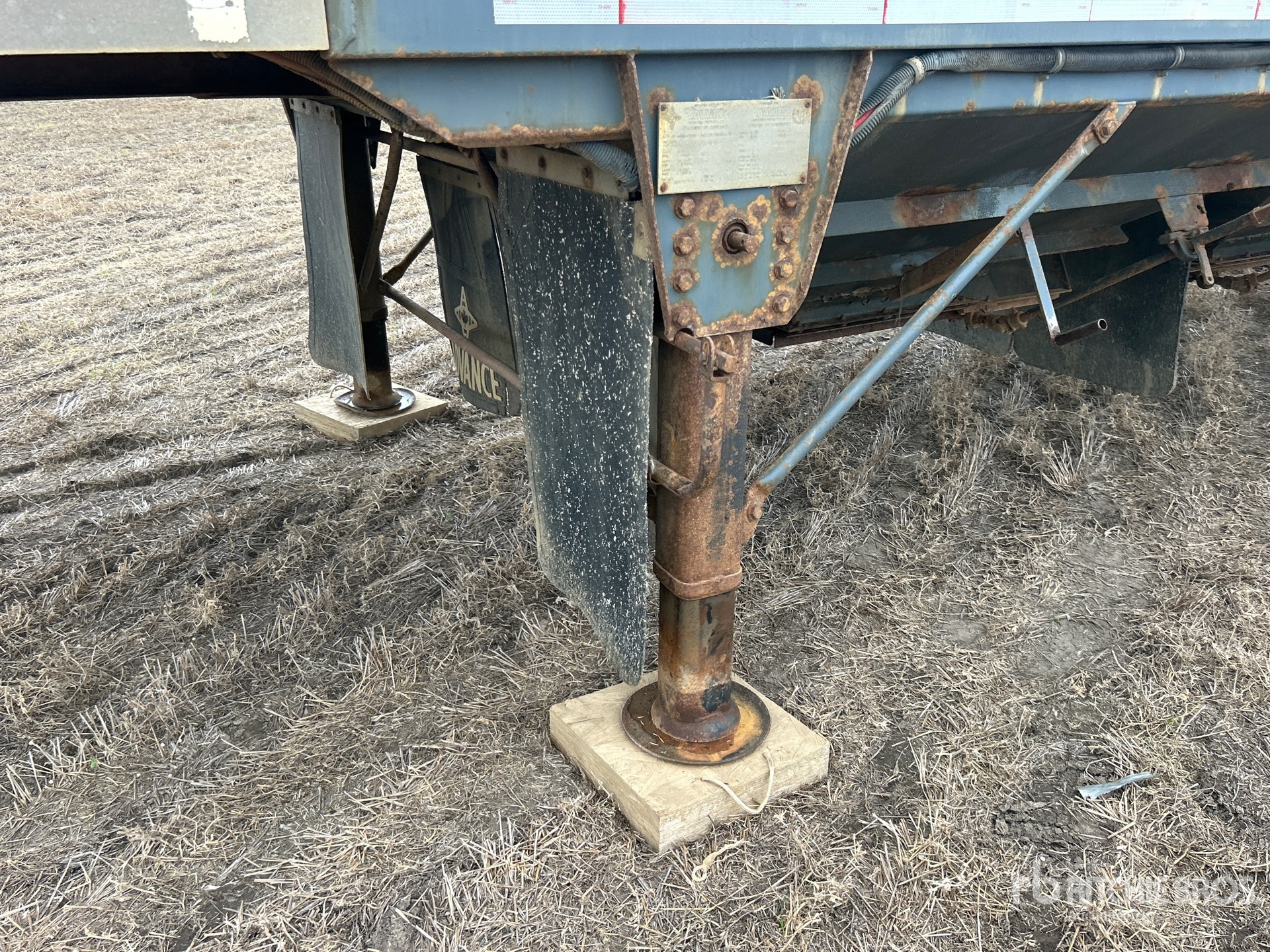 2000 Advance 28 ft Tri/A Super B-Train Lead