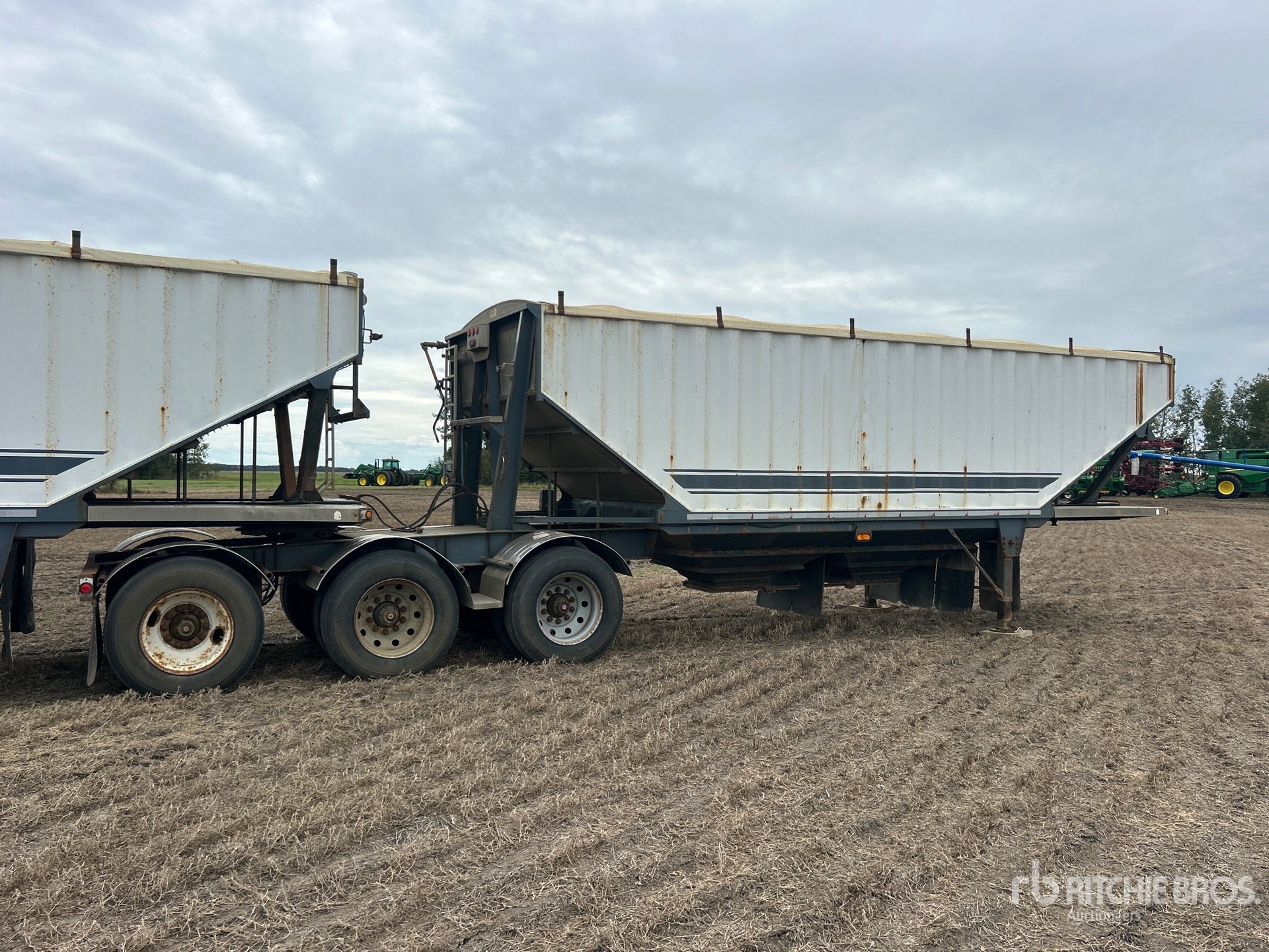 2000 Advance 28 ft Tri/A Super B-Train Lead