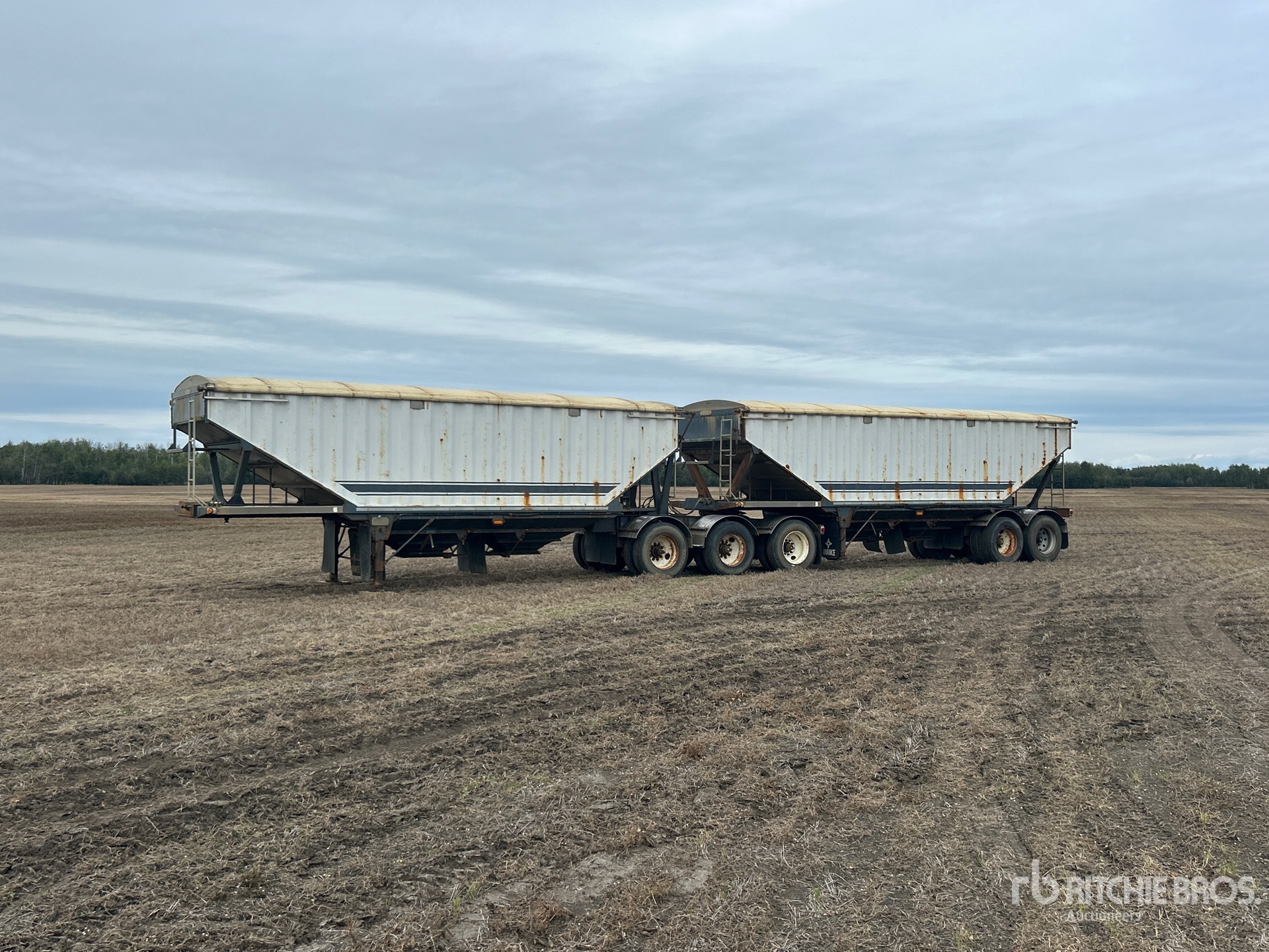 2000 Advance 28 ft Tri/A Super B-Train Lead
