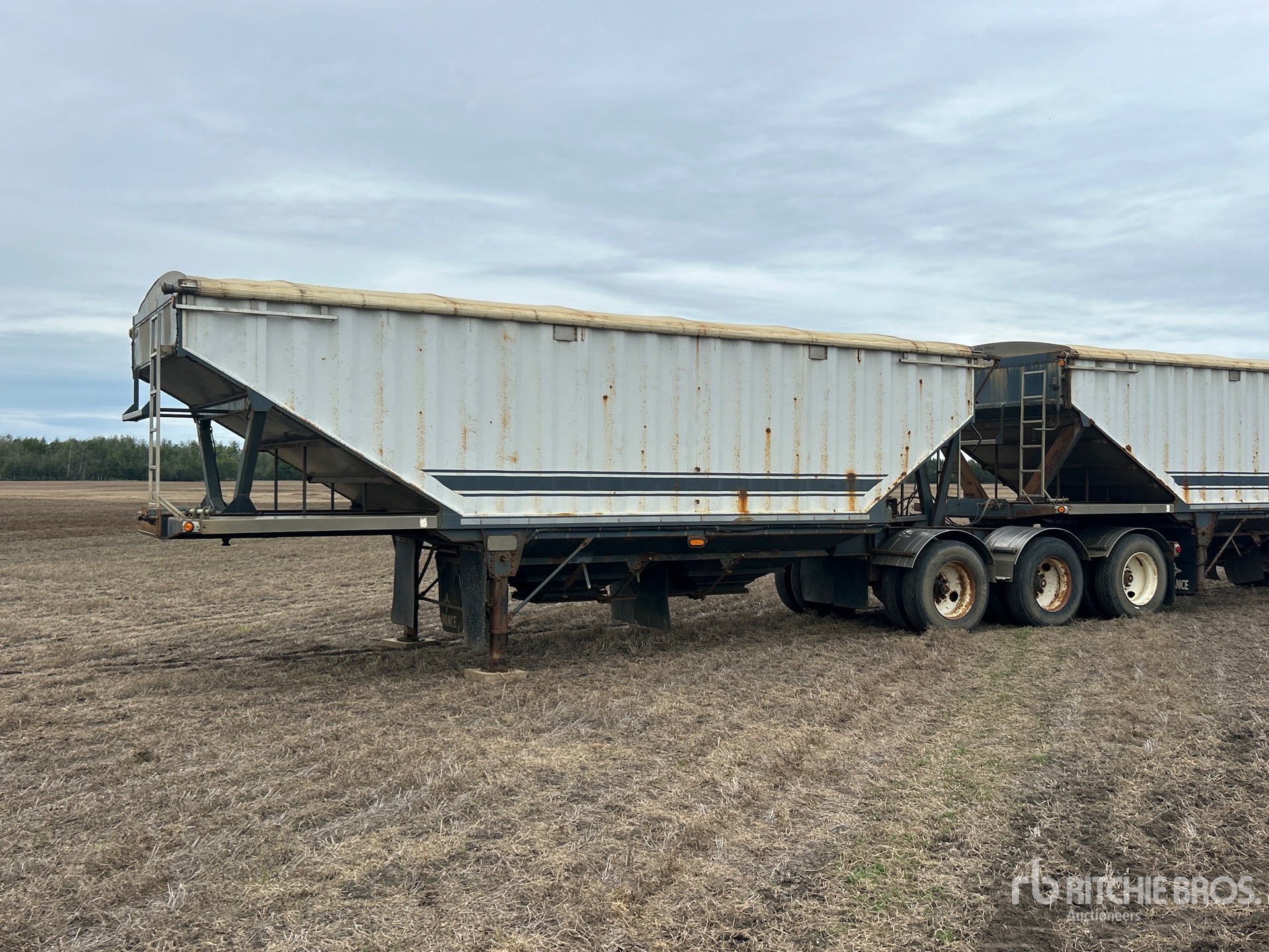 2000 Advance 28 ft Tri/A Super B-Train Lead