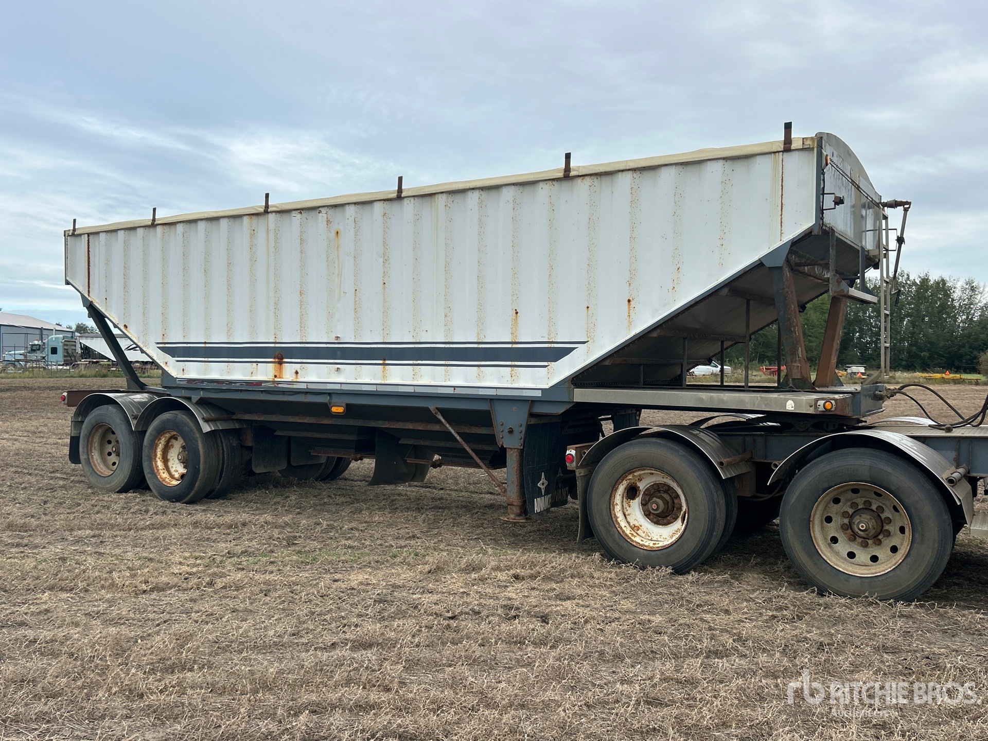 2000 Advance 28 ft T/A Super B-Train Pup