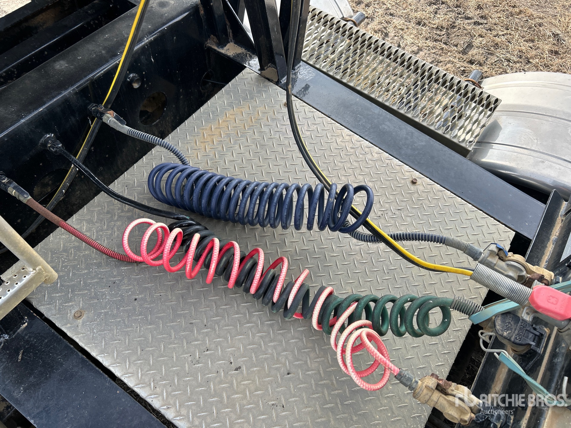 2009 Load King 30 ft Tri/A Super B-Train Lead