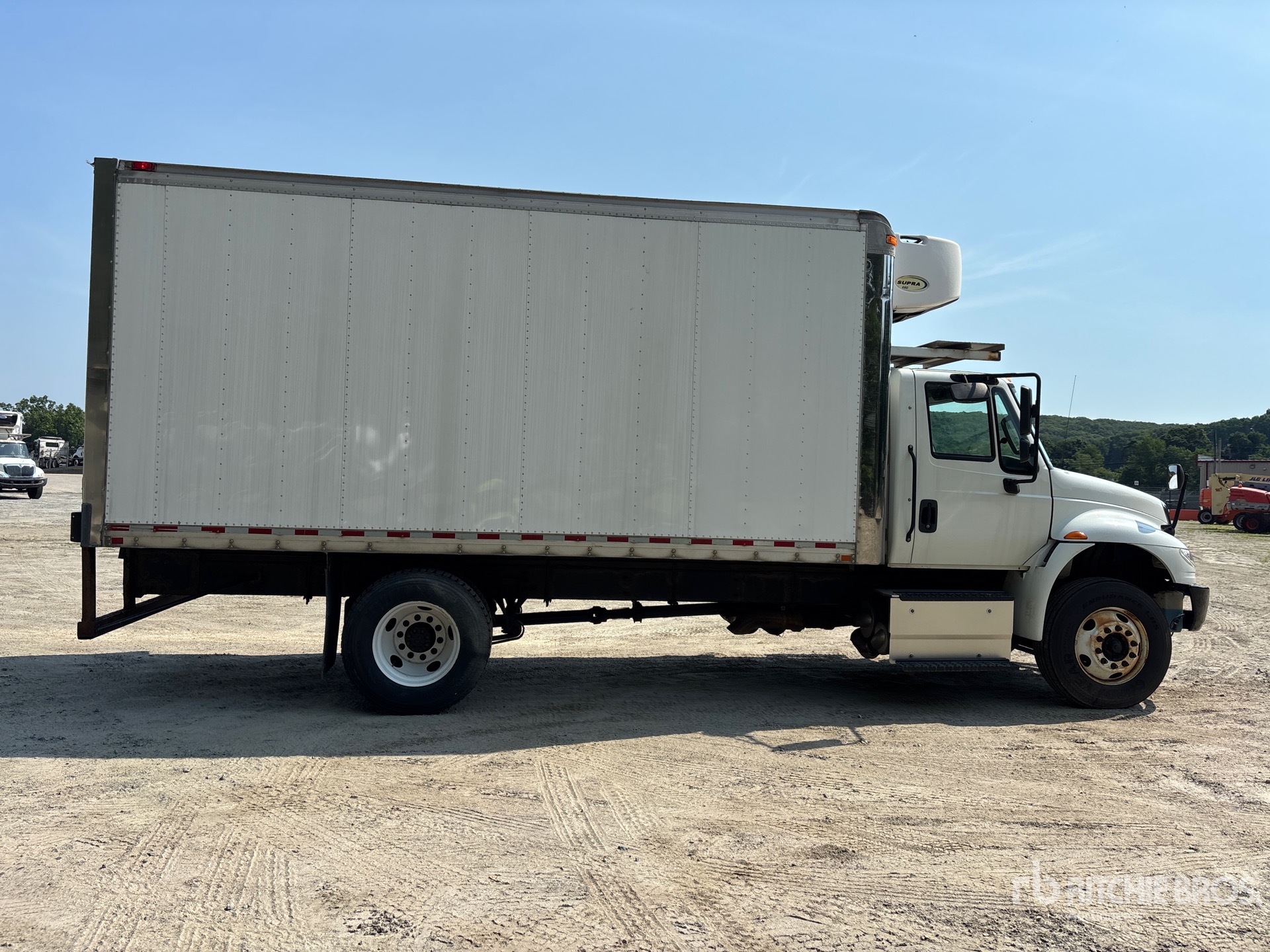 2017 International 4300 SBA 4X2