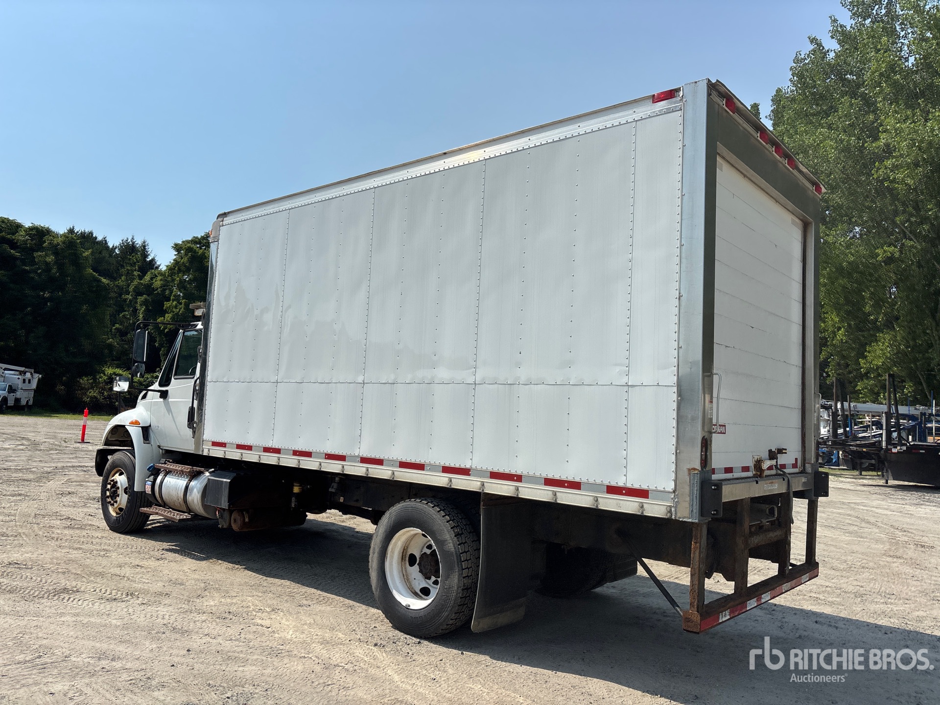 2017 International 4300 SBA 4X2