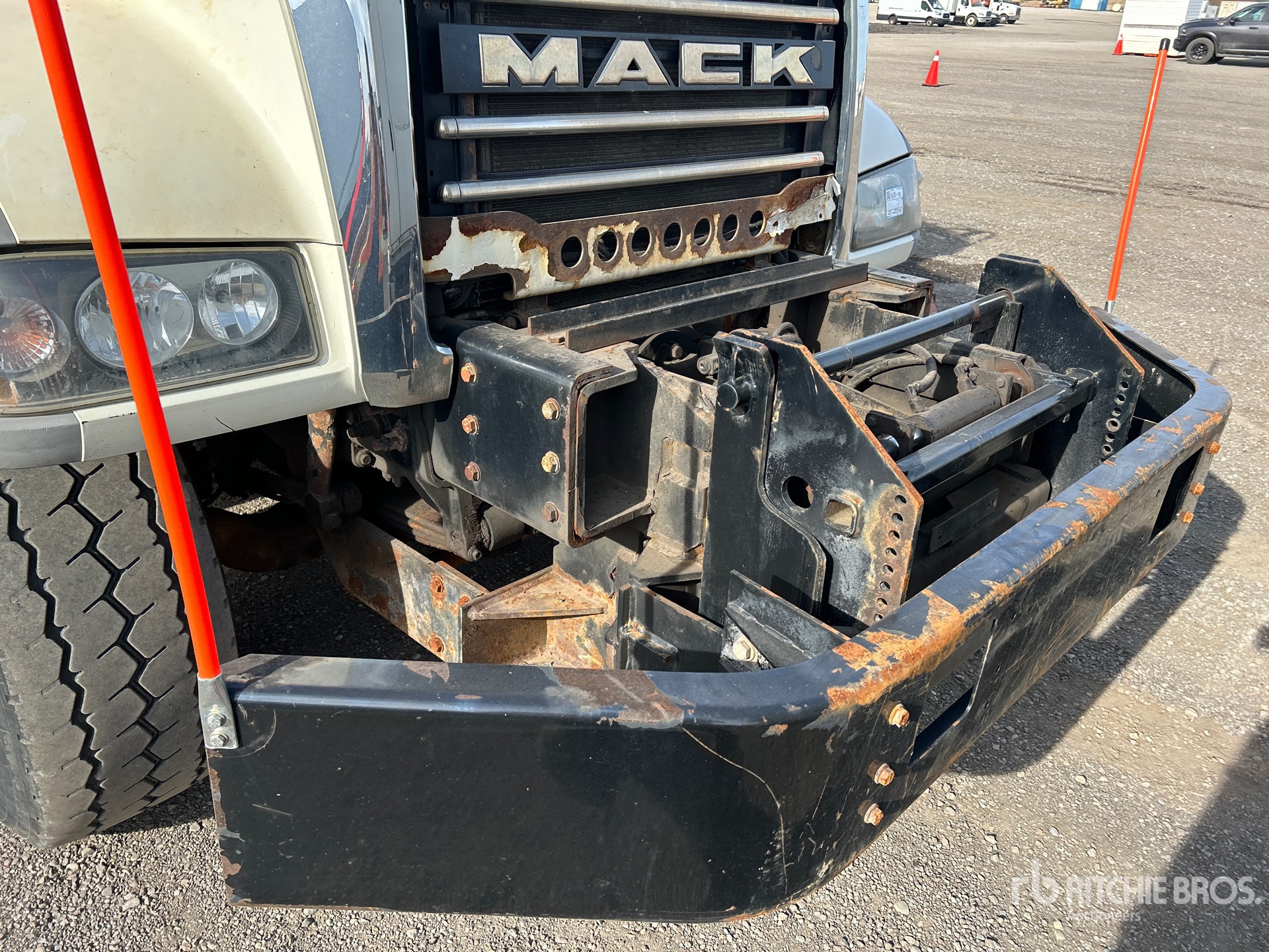2013 Mack GU713