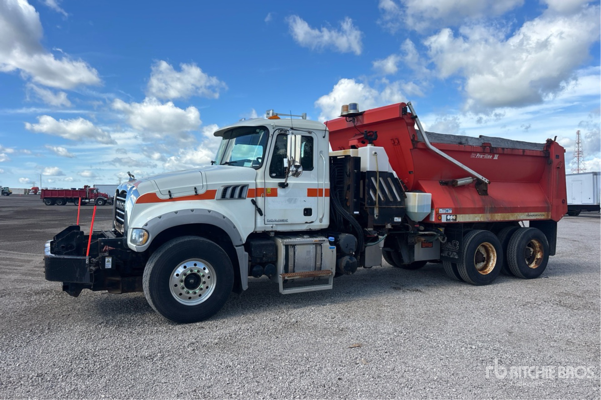 2013 Mack GU713