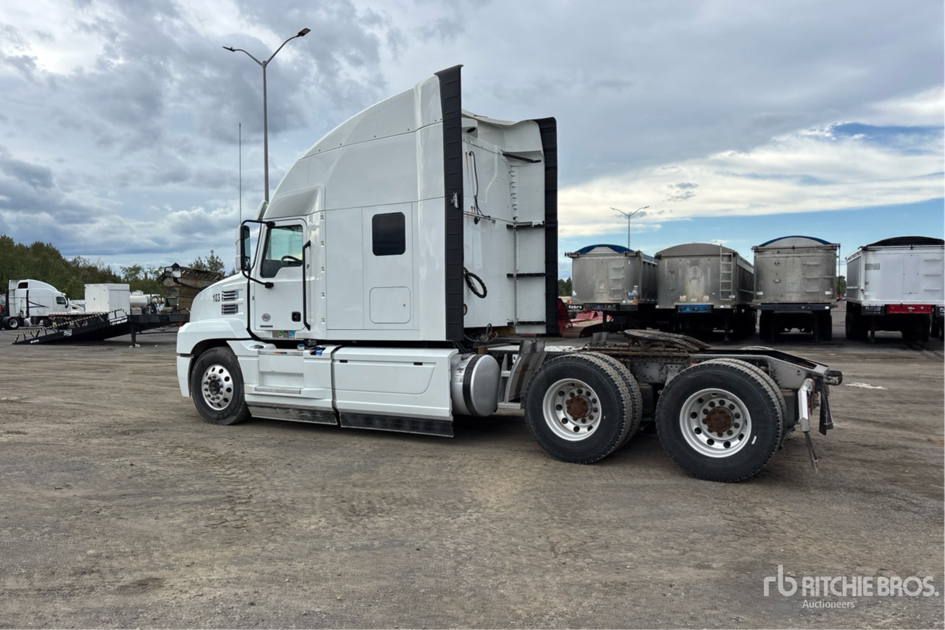 2020 Mack AN64T