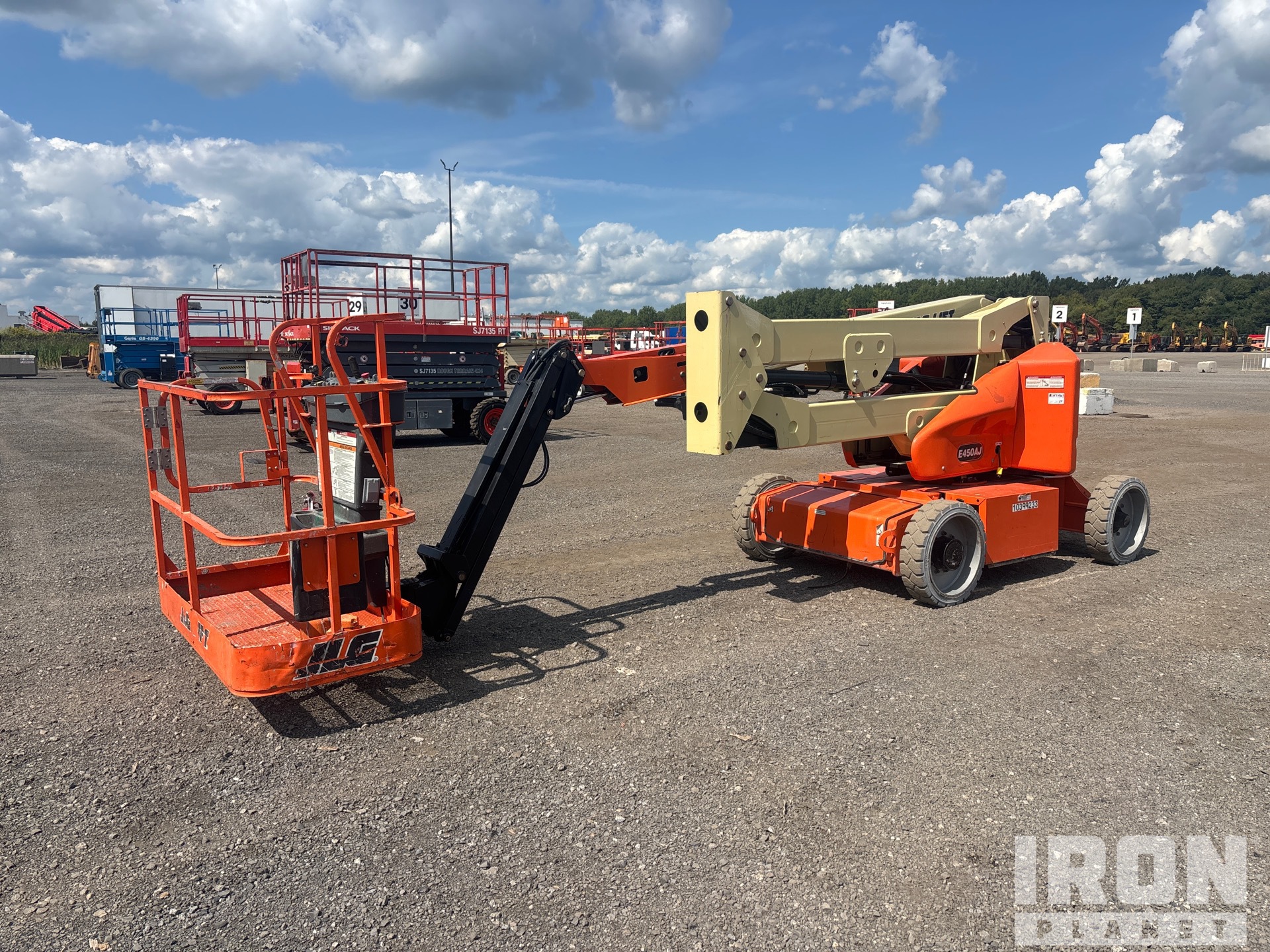 2015 JLG E450AJ