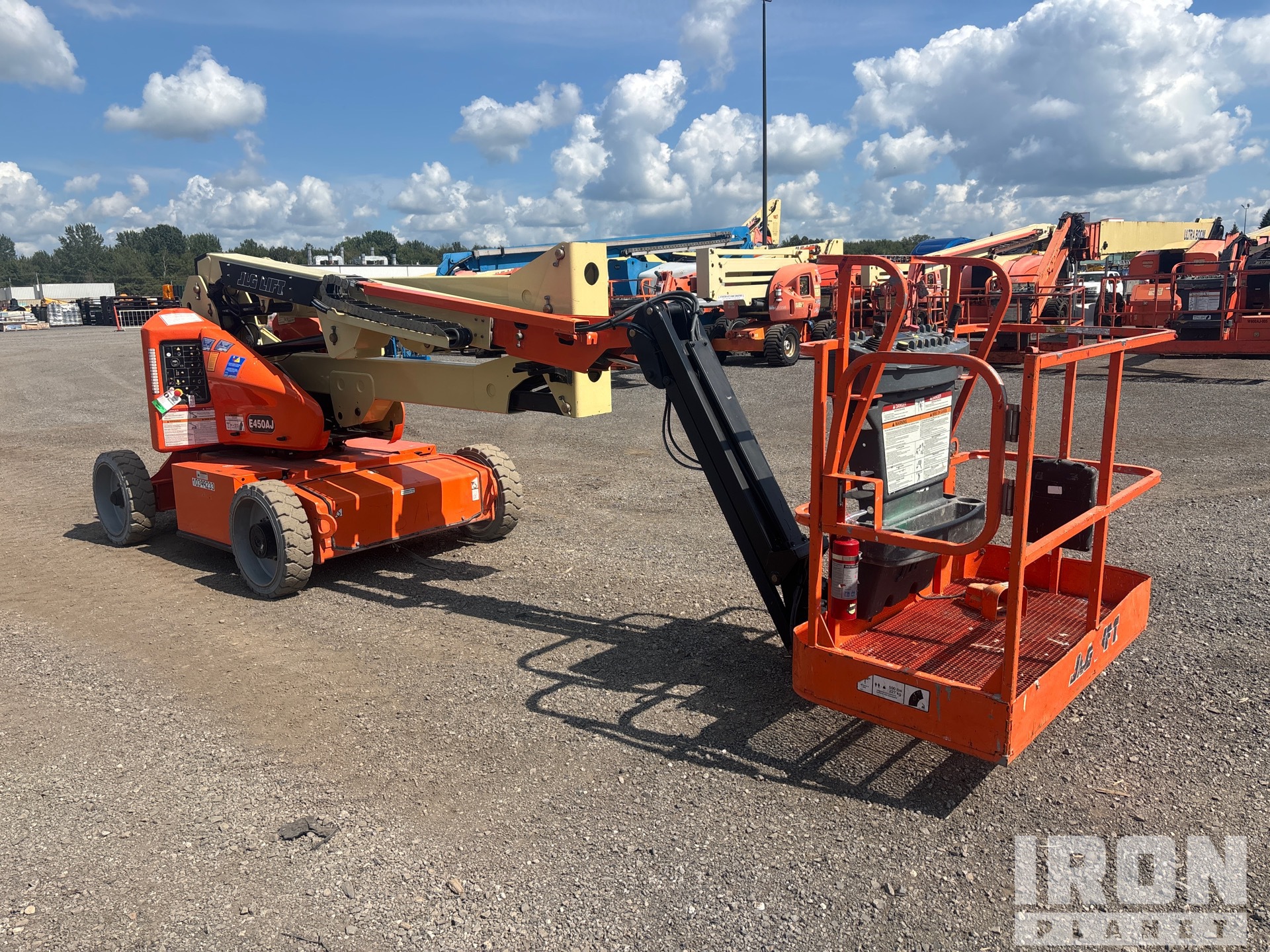 2015 JLG E450AJ