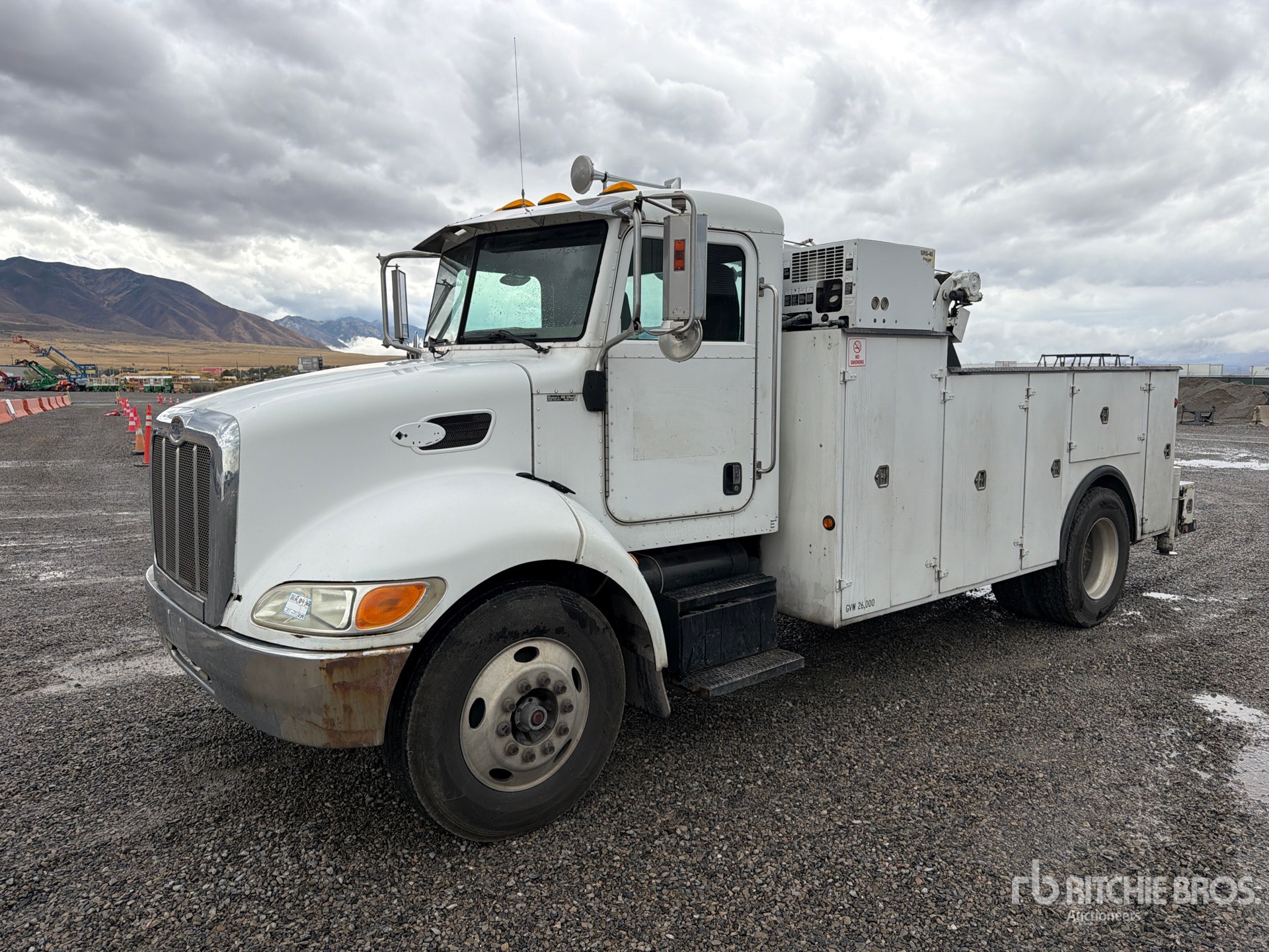 Photo of 2005 Peterbilt 335