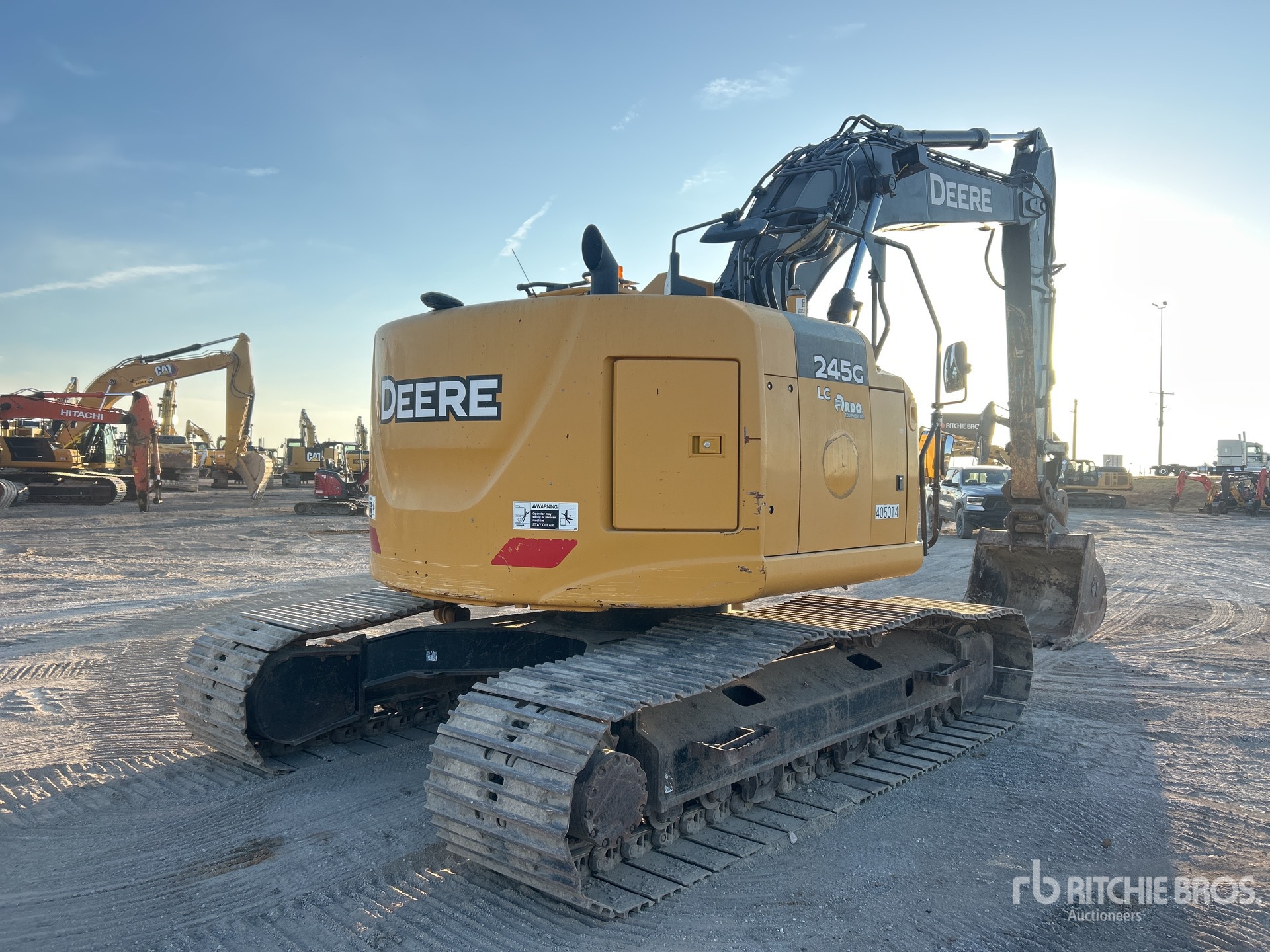 2020 John Deere 245G LC