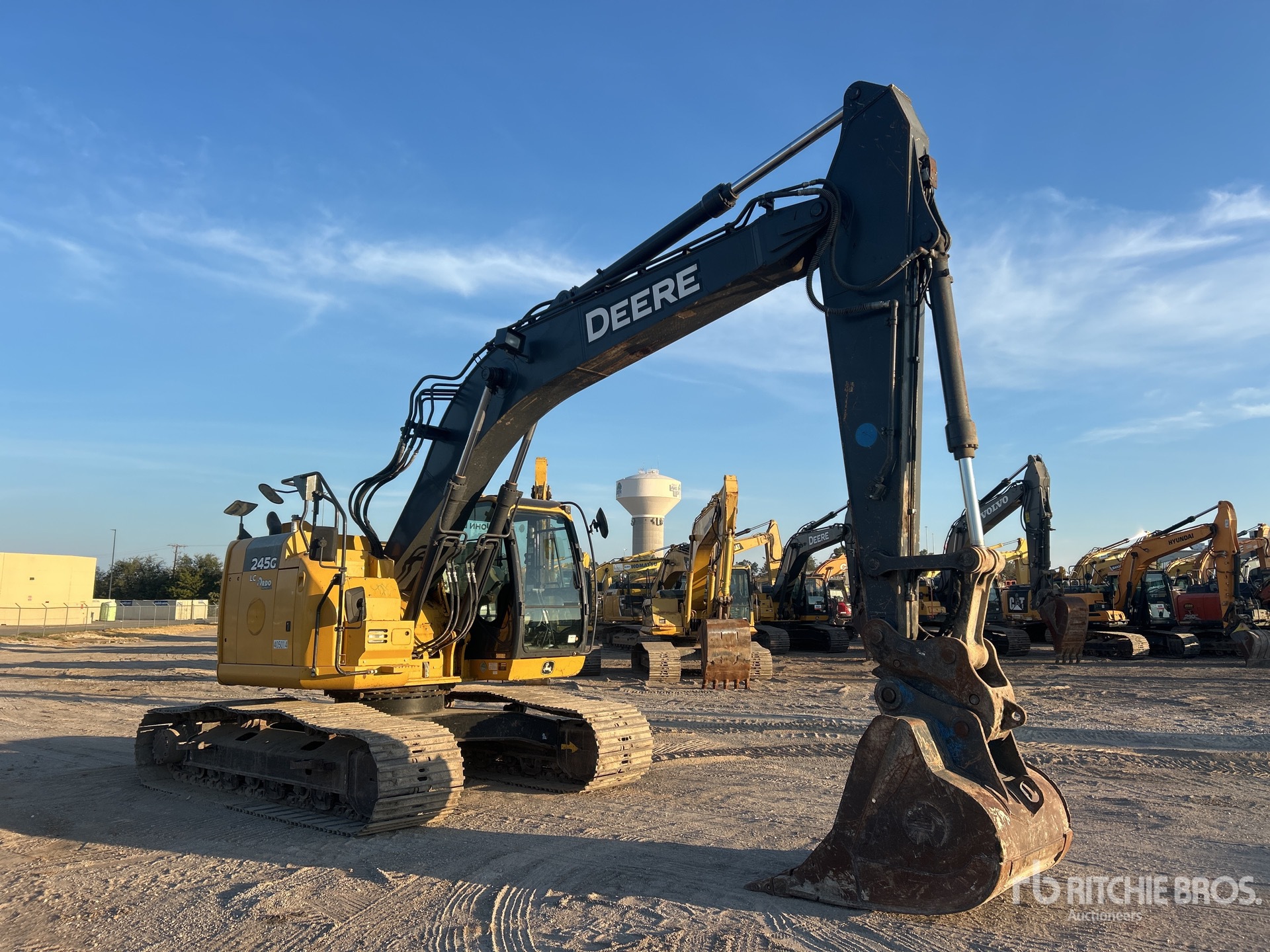 2020 John Deere 245G LC