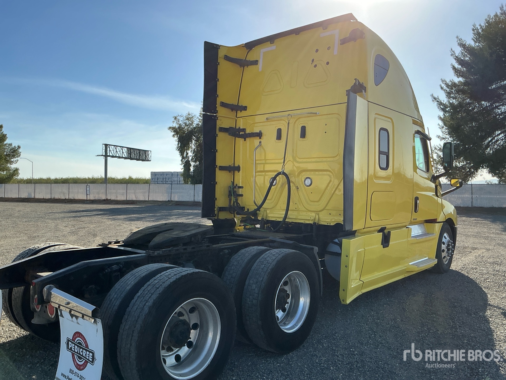 2021 Freightliner CASCADIA 126