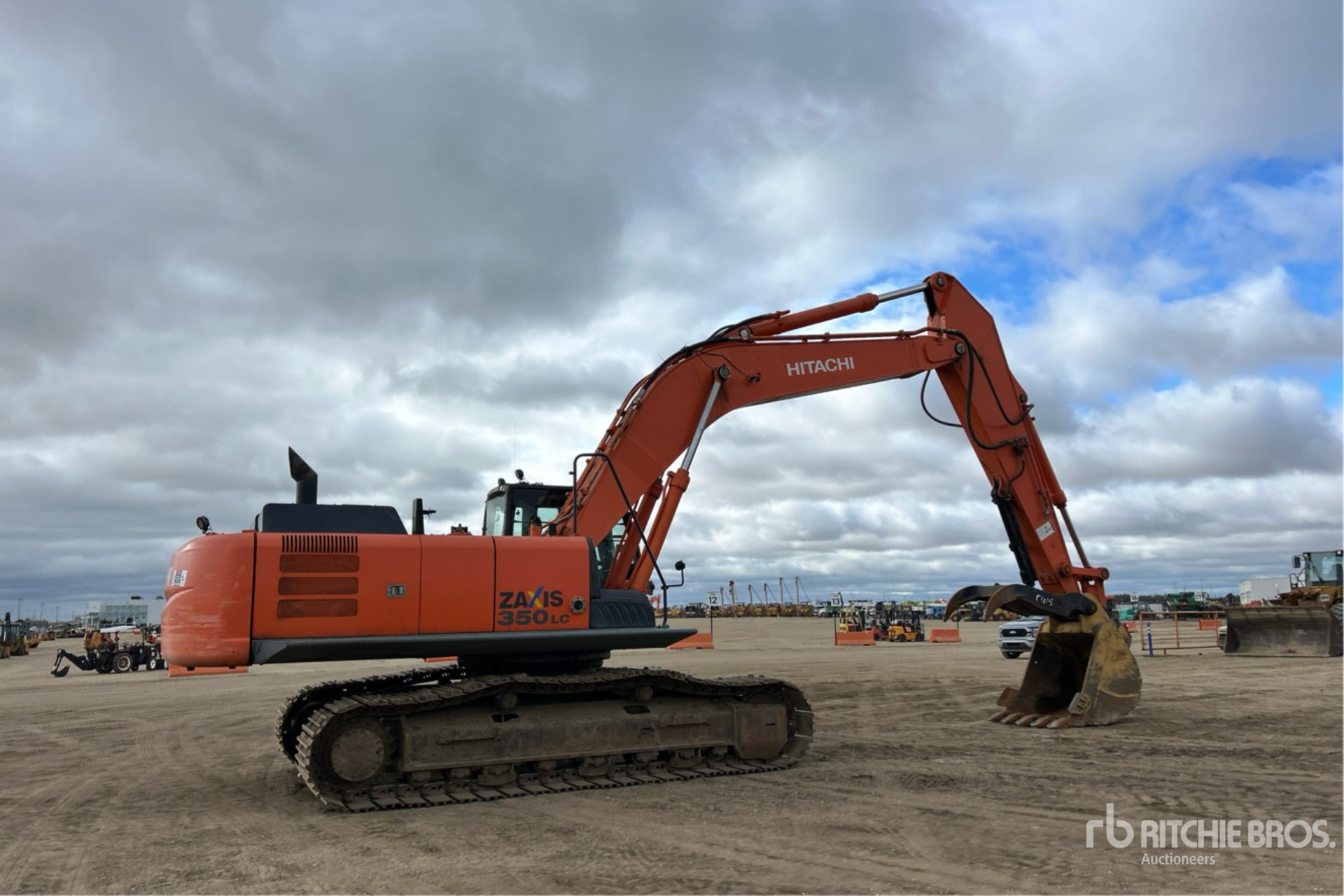 ぱんにゃ Hitachi ZX350LC5N Excavators transport quote to Primate , SK