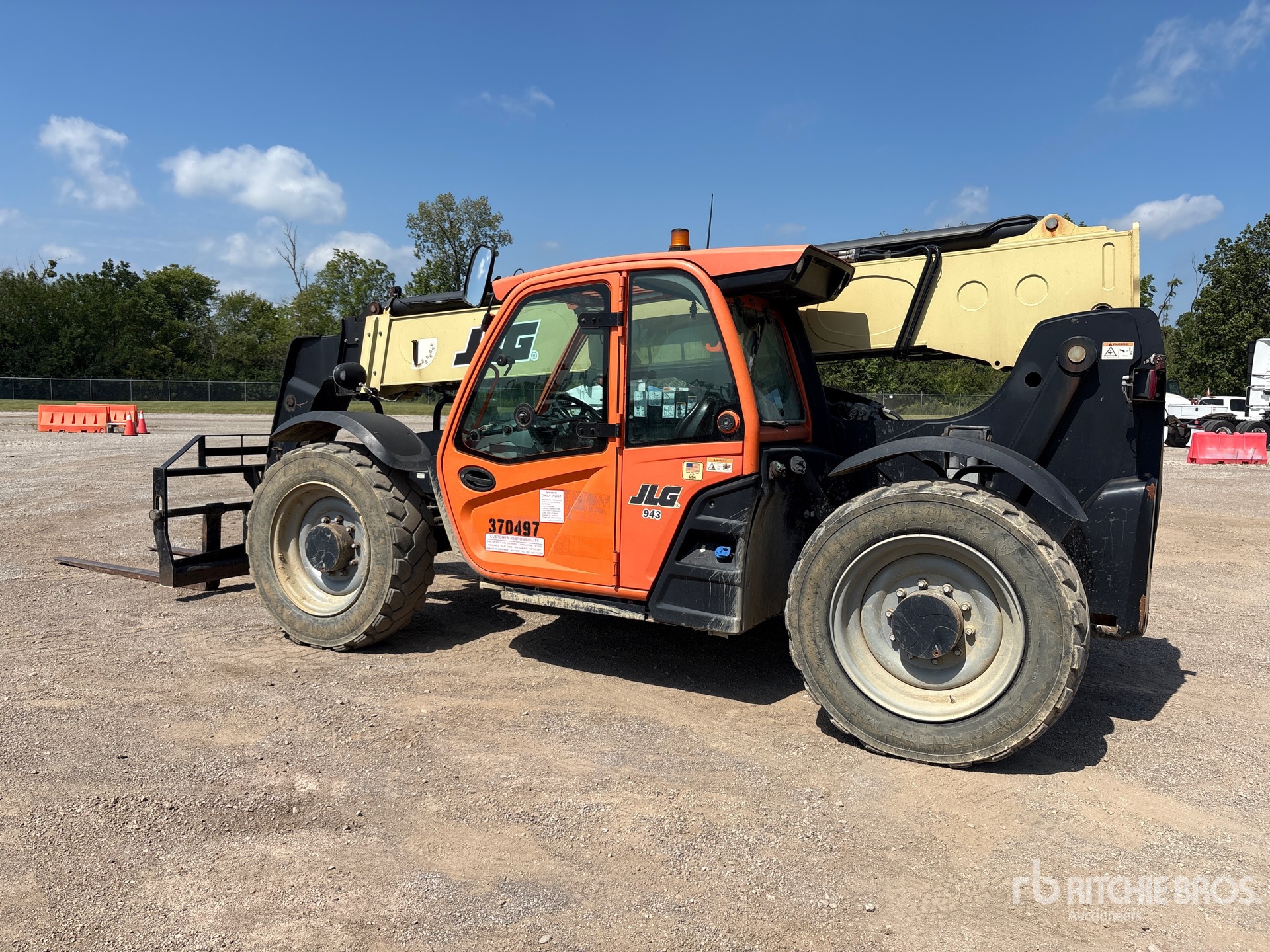 2017 JLG 943