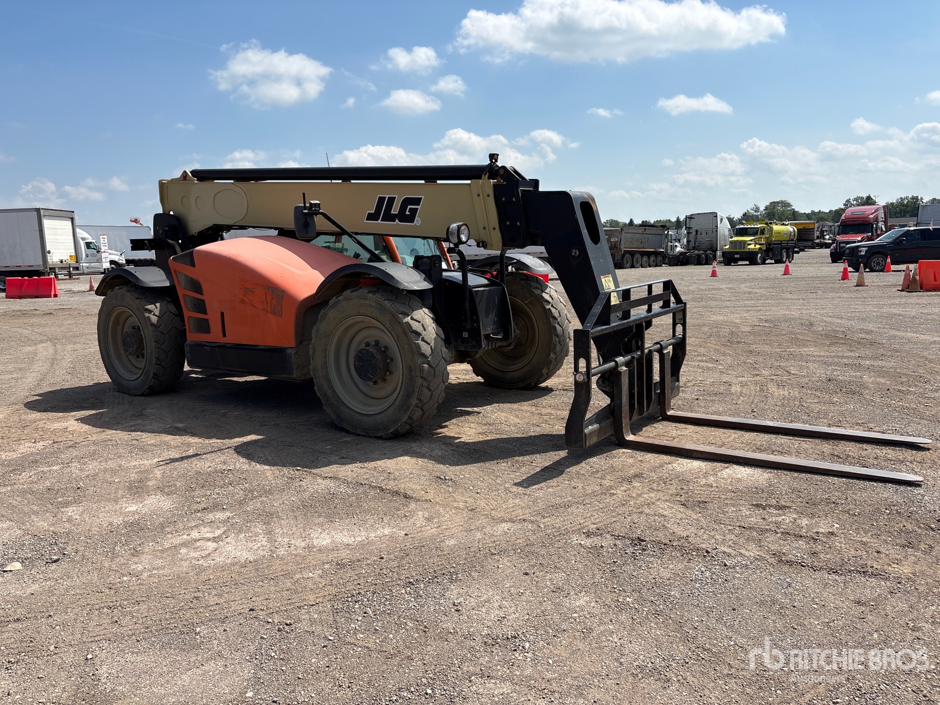 2017 JLG 943