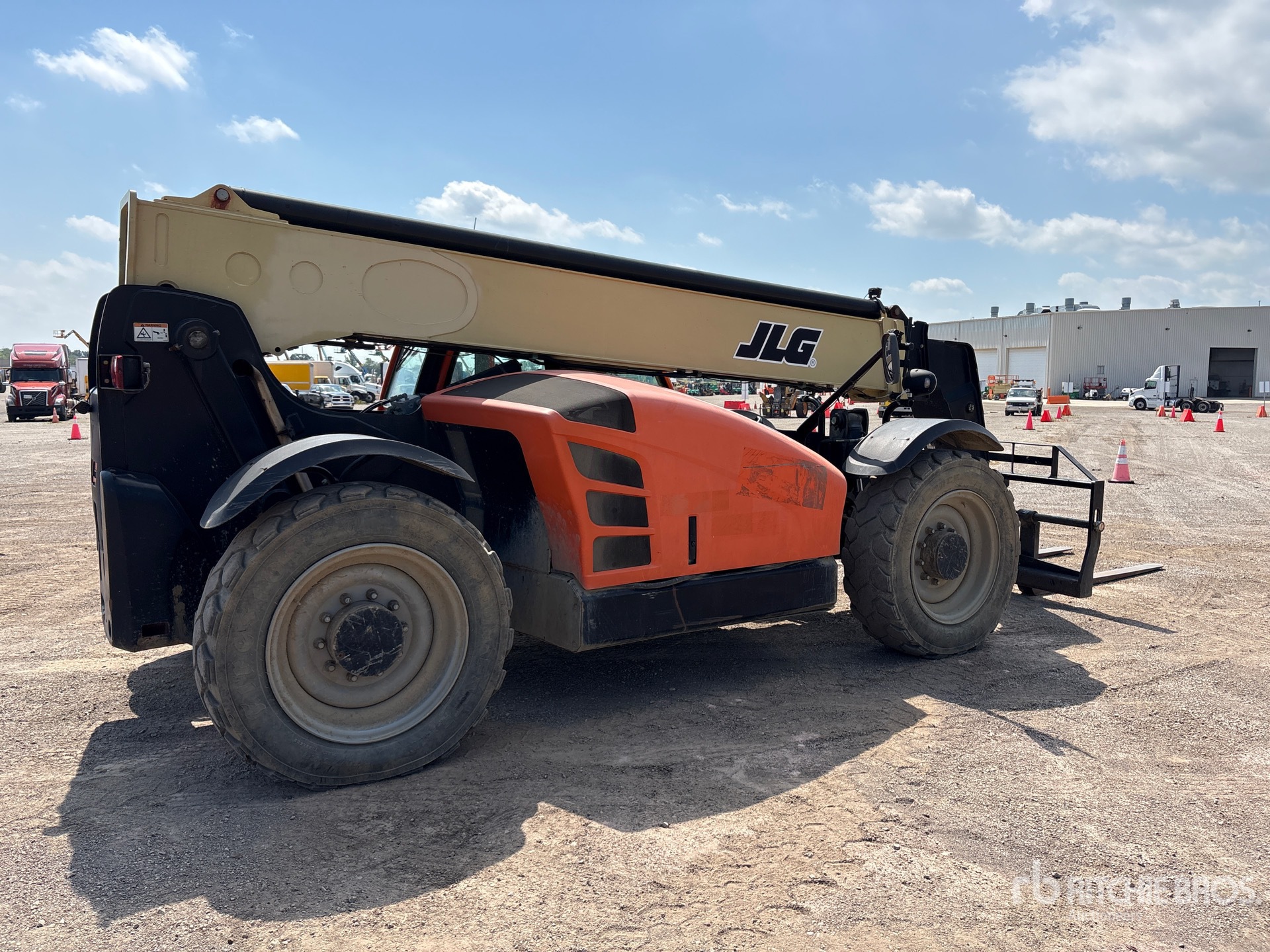2017 JLG 943