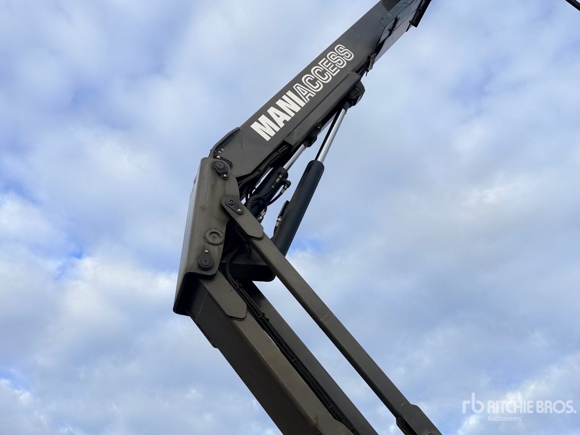 2017 Manitou 120AETJC