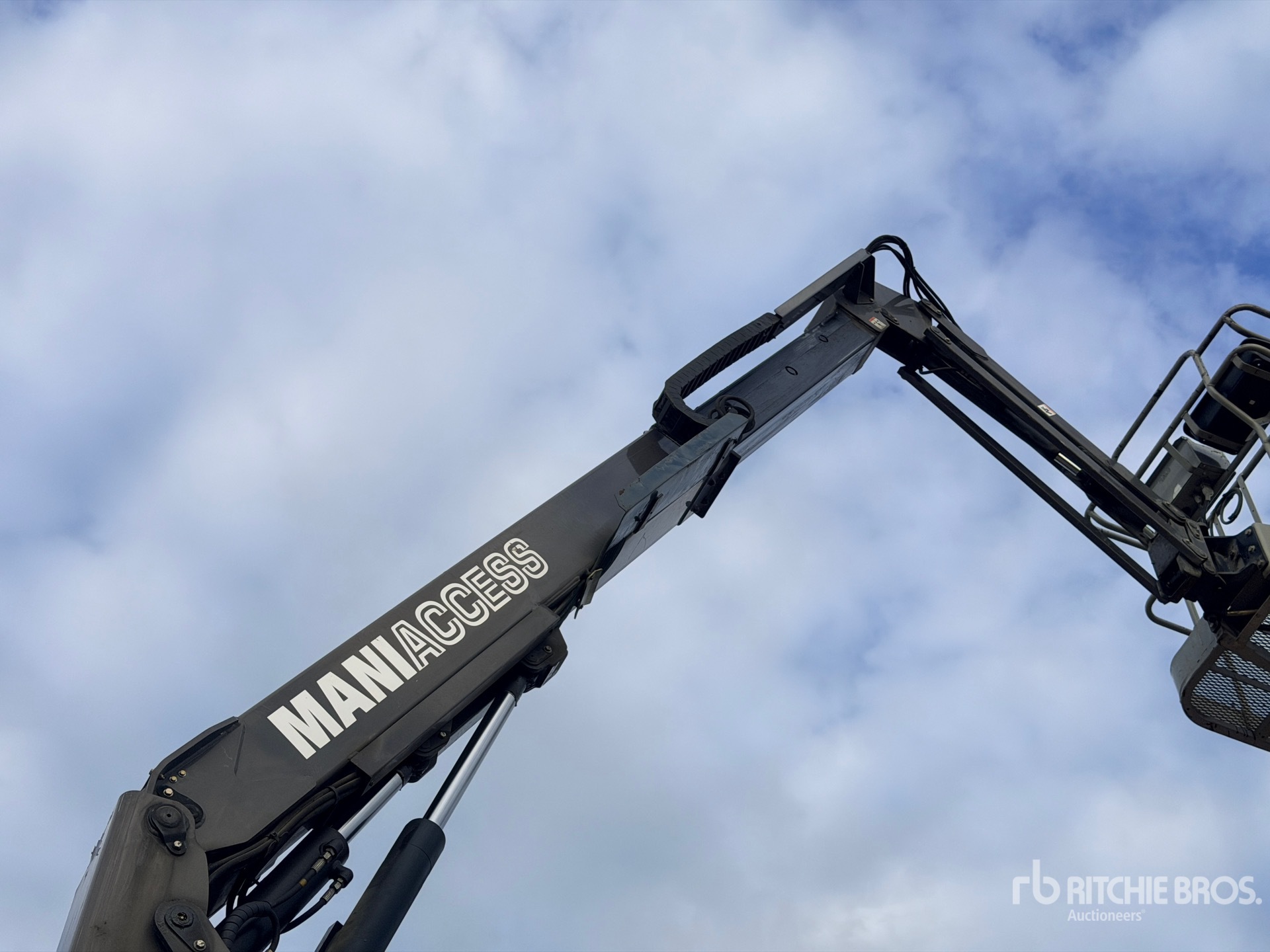 2017 Manitou 120AETJC
