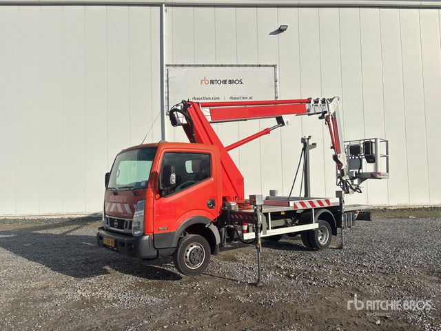 2016 Nissan NT400 Bucket Truck