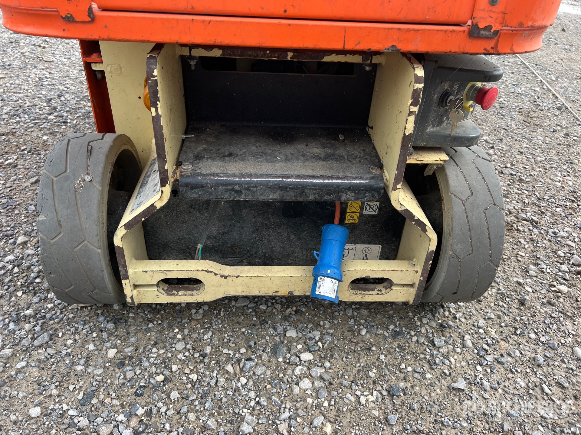 2016 JLG 1230