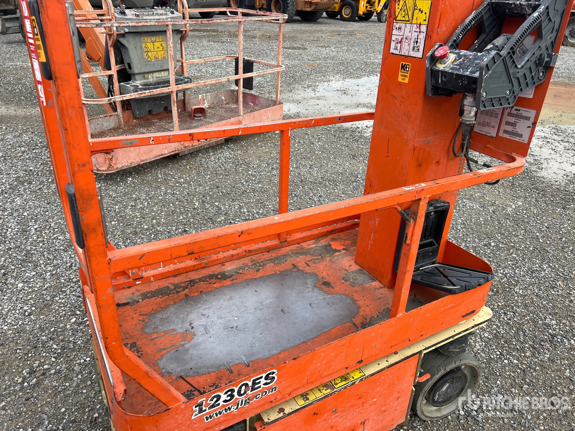 2016 JLG 1230