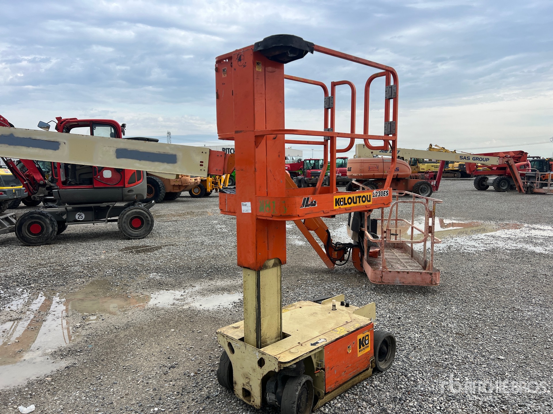 2017 JLG 1230