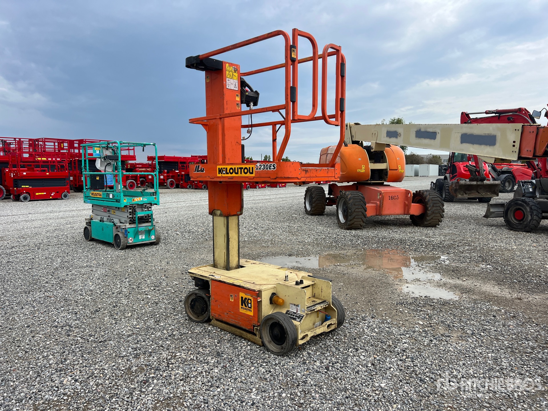 2017 JLG 1230