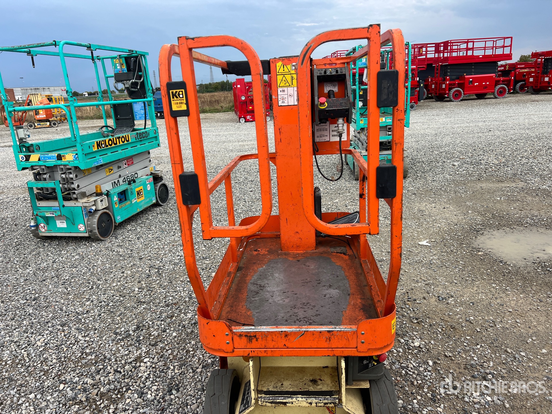 2017 JLG 1230