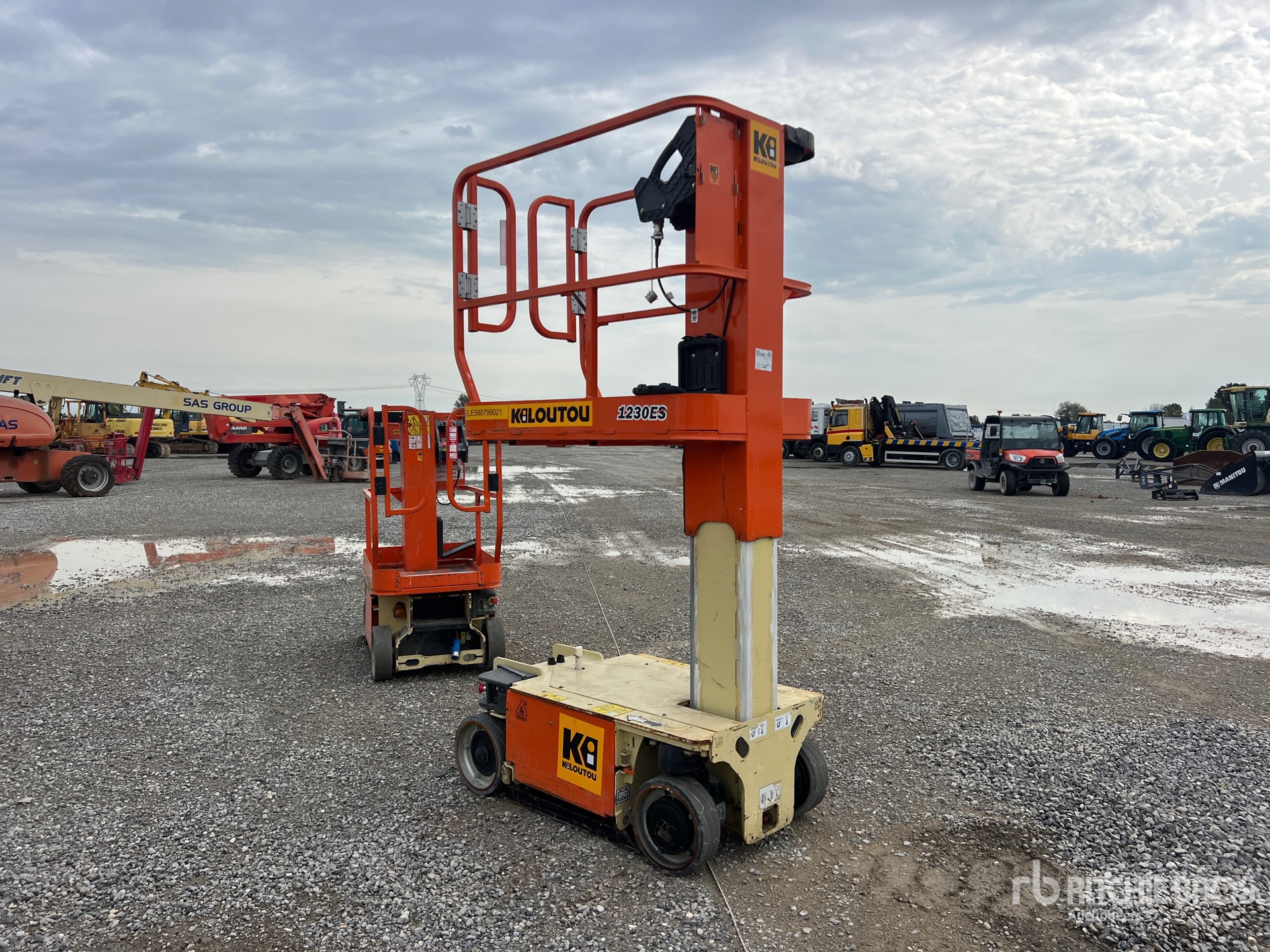 2019 JLG 1230