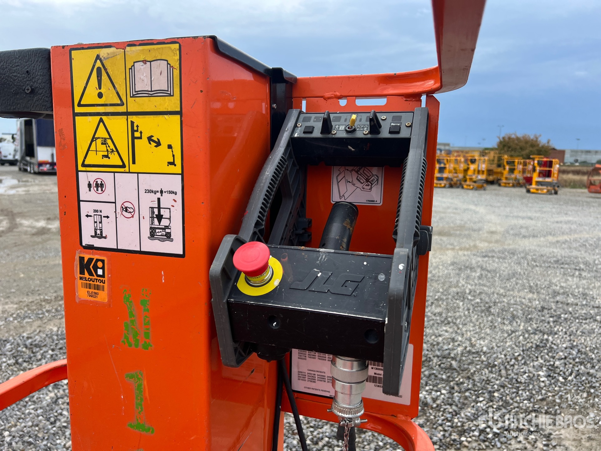 2019 JLG 1230