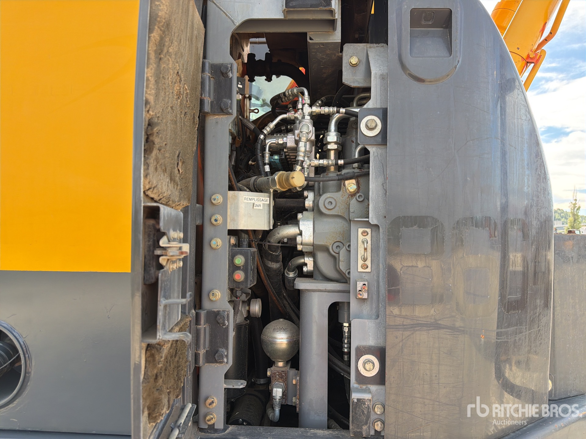 2015 Hitachi ZX225USLC-5B