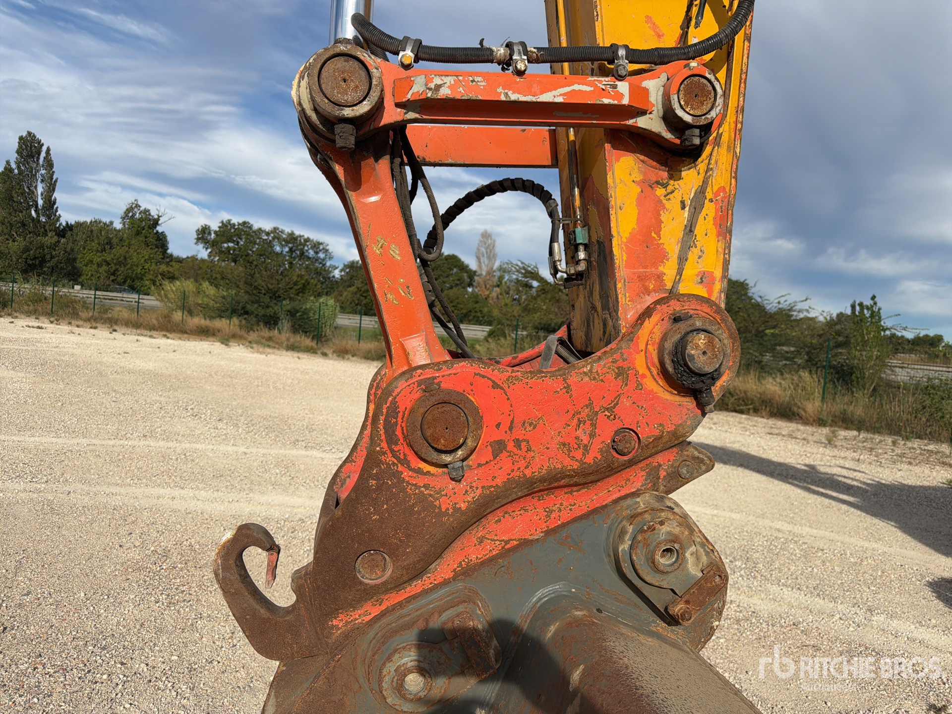 2015 Hitachi ZX225USLC-5B