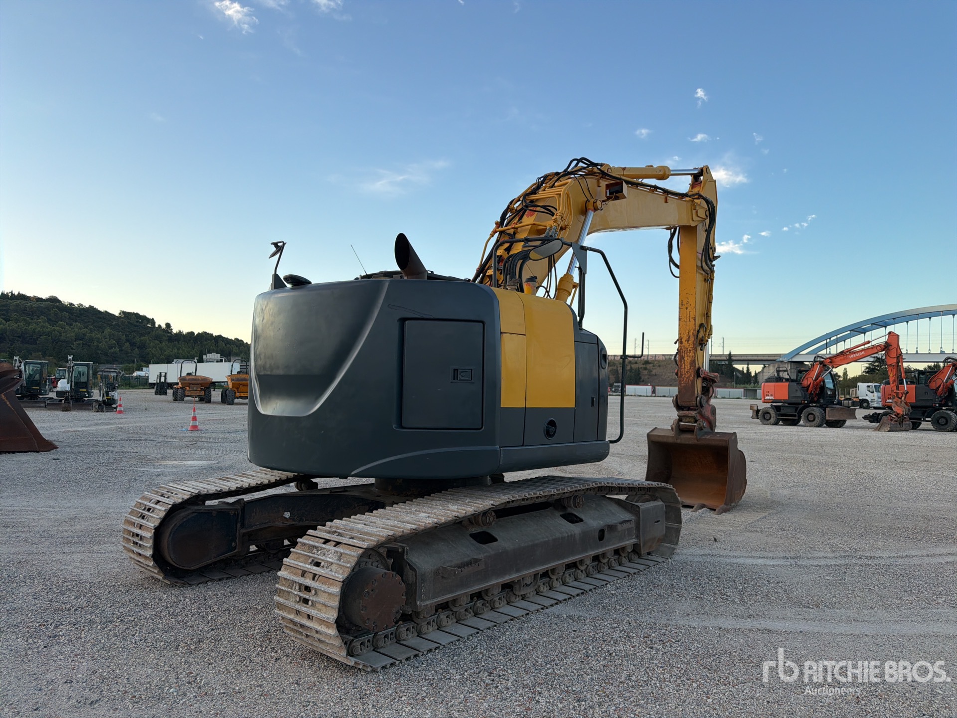 2015 Hitachi ZX225USLC-5B