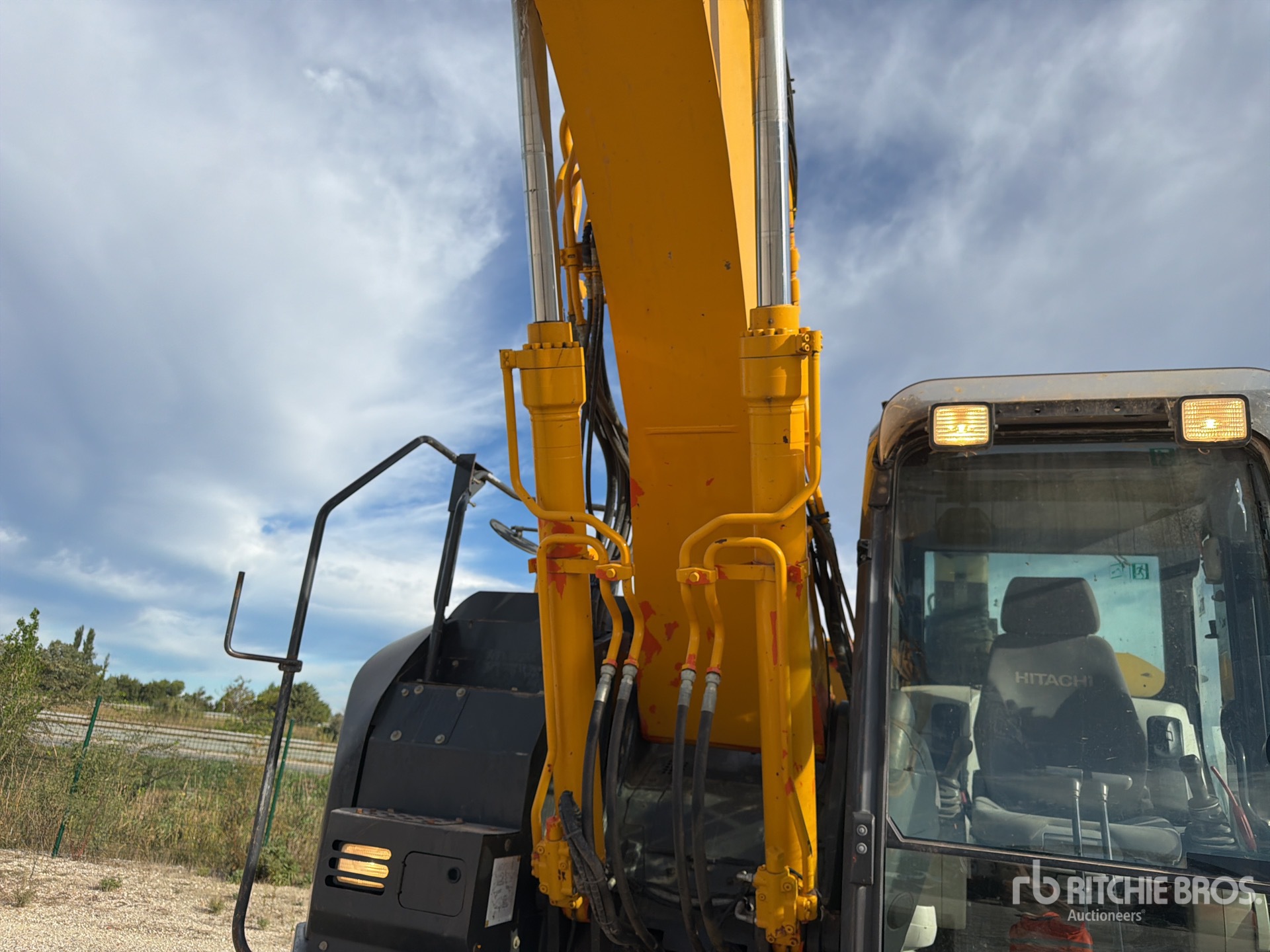 2015 Hitachi ZX225USLC-5B