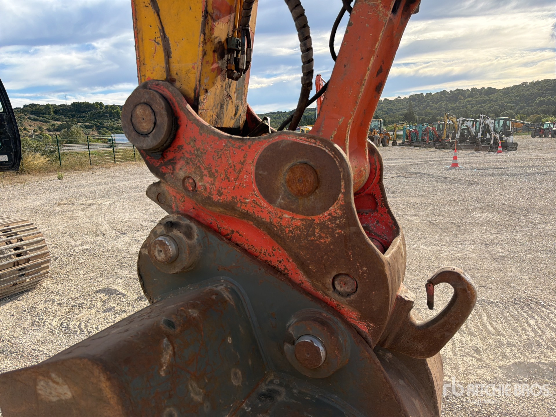 2015 Hitachi ZX225USLC-5B