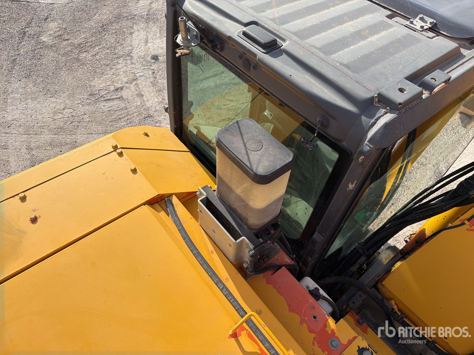 2015 Hitachi ZX225USLC-5B