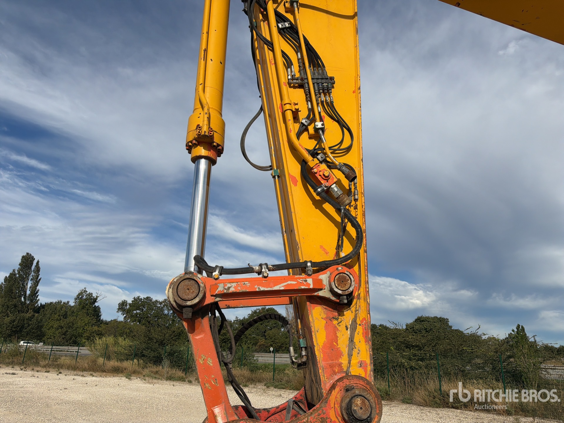 2015 Hitachi ZX225USLC-5B