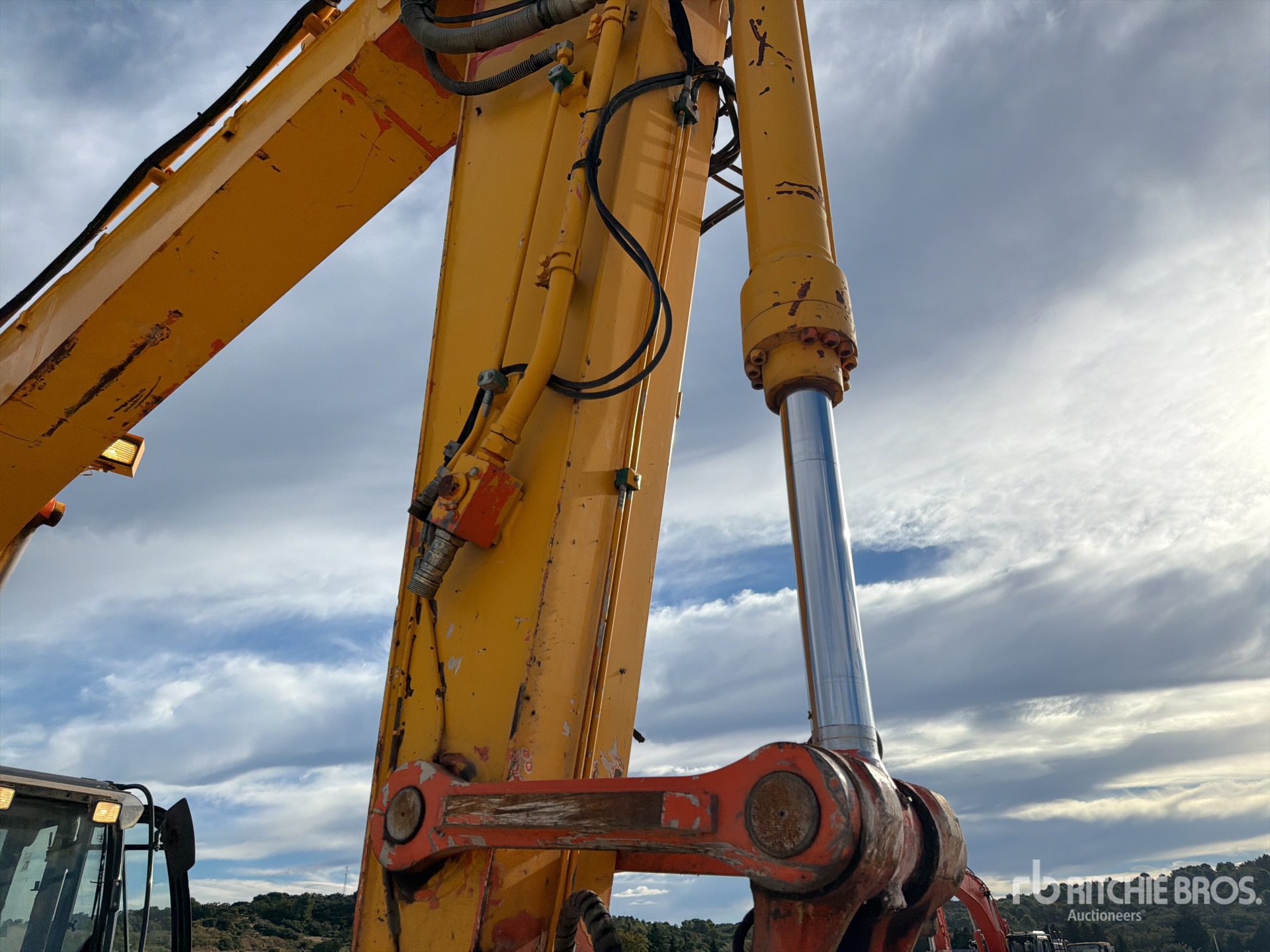 2015 Hitachi ZX225USLC-5B