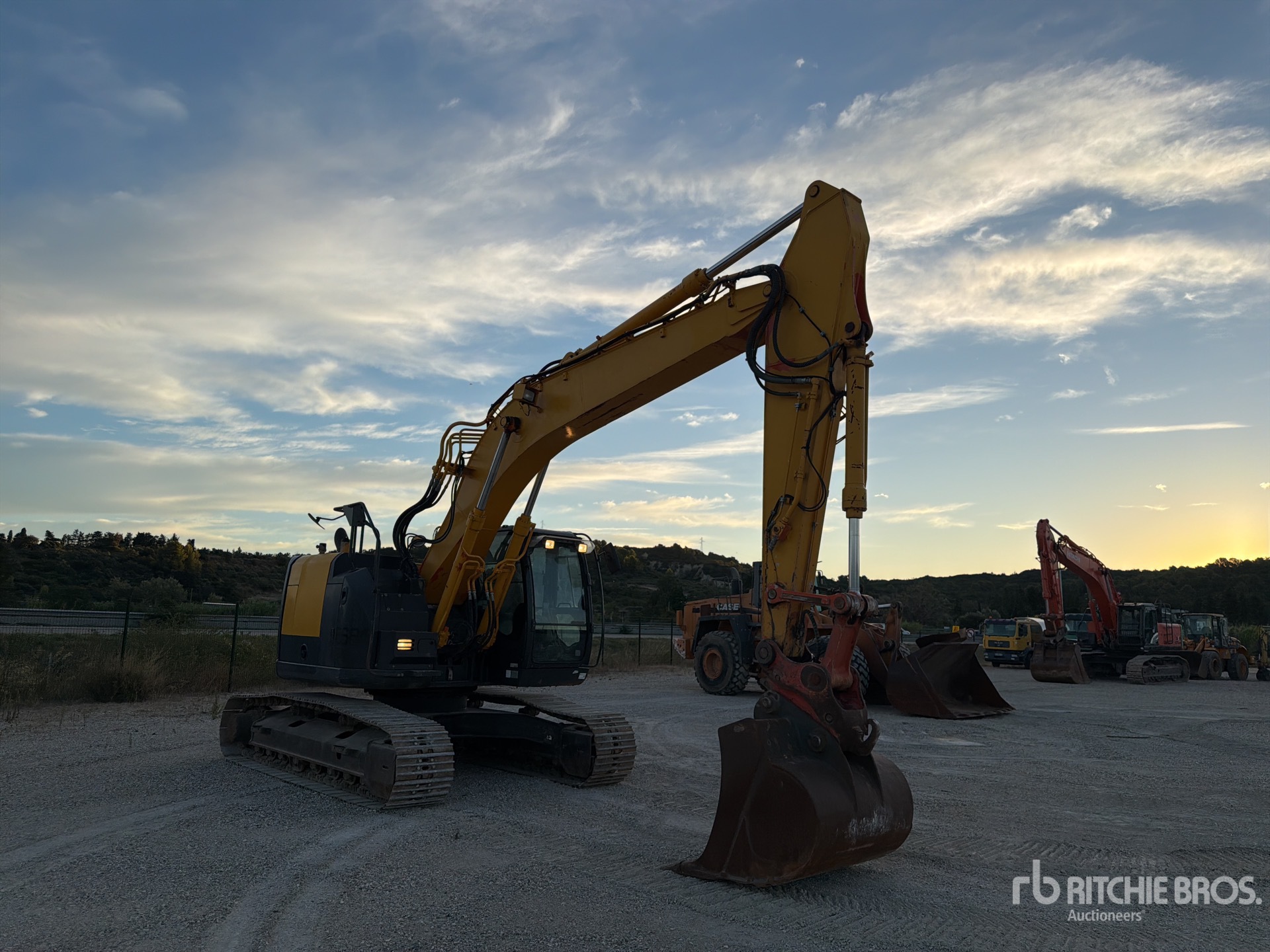 2015 Hitachi ZX225USLC-5B