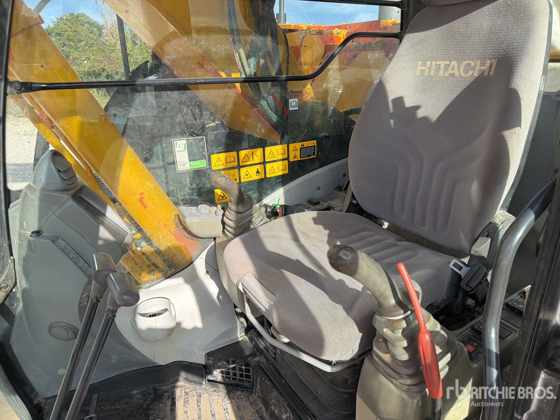 2015 Hitachi ZX225USLC-5B