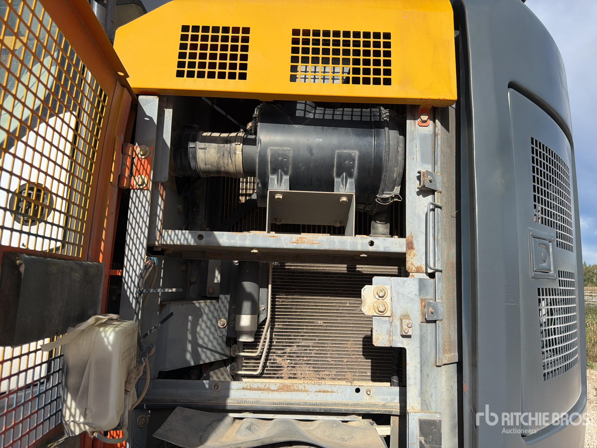2015 Hitachi ZX225USLC-5B
