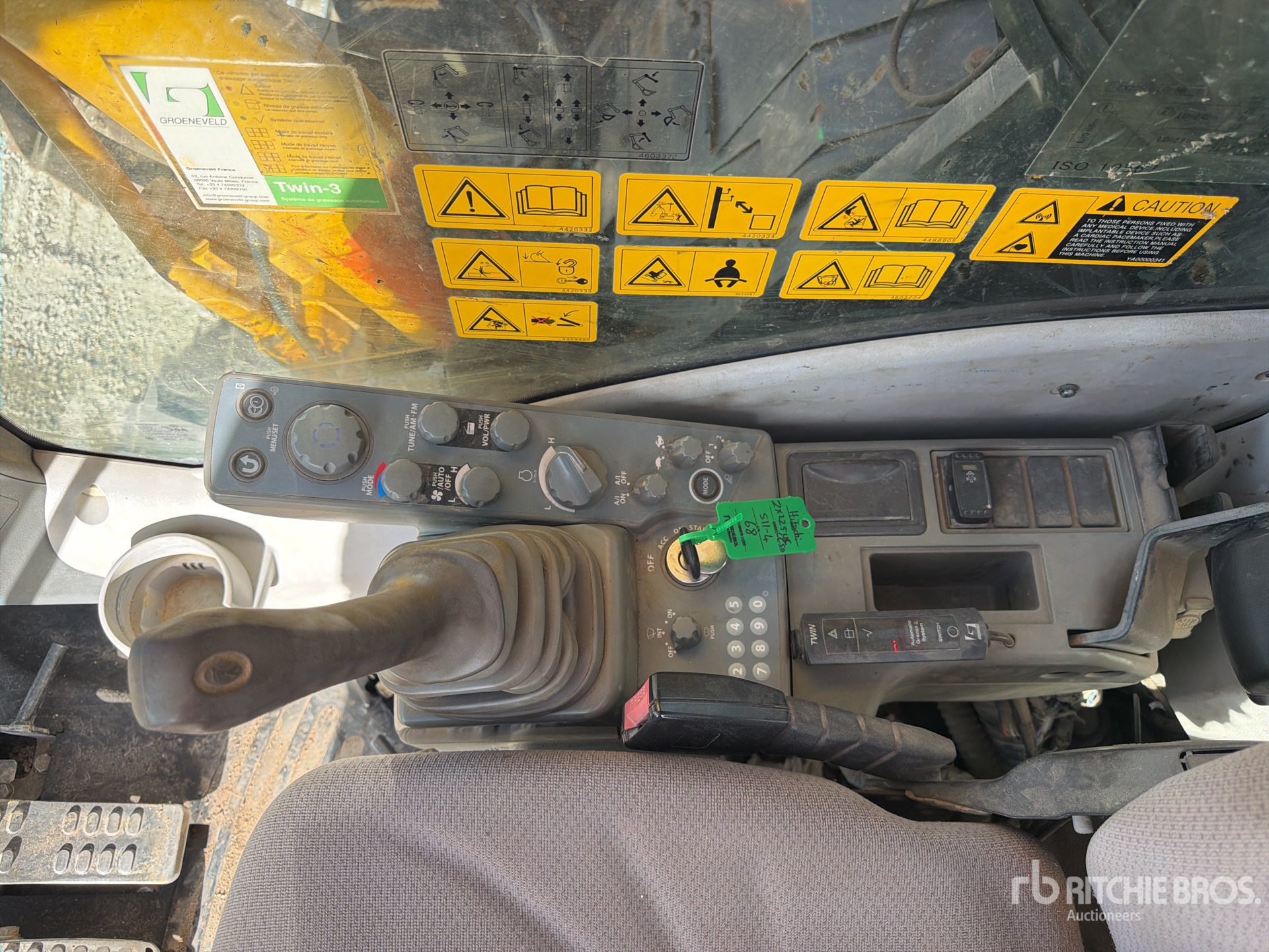 2015 Hitachi ZX225USLC-5B