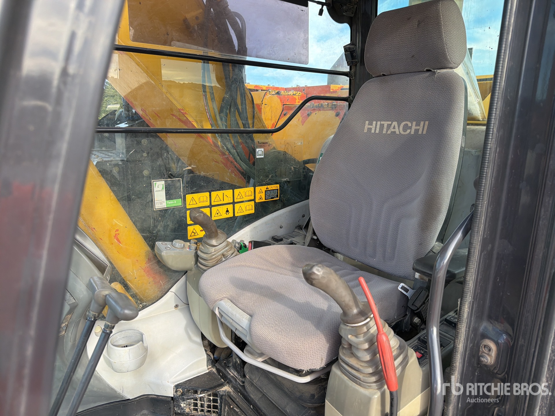 2015 Hitachi ZX225USLC-5B