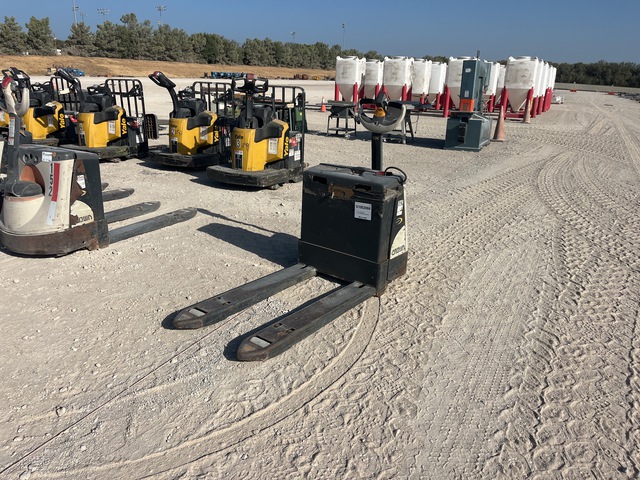 Crown WP3035-45 4500 lb Electric Pallet Jack Crown WP3035-45 4500 lb Electric Pallet Jack