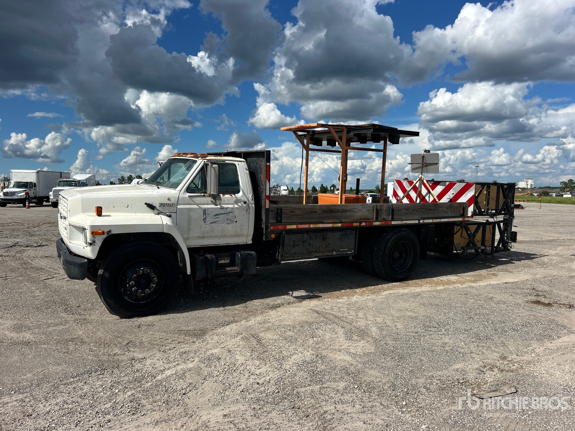 Photo of 1993 Ford F-700