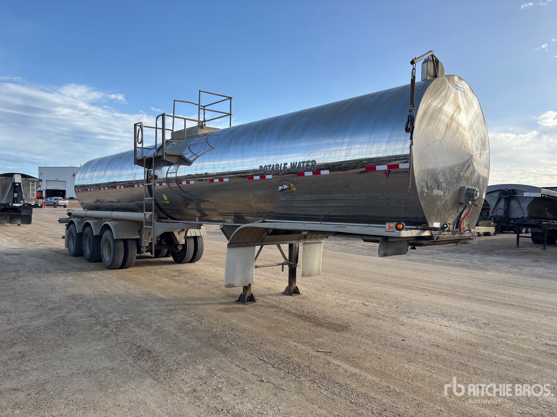 2025 Polar 8000 gal Tri/A Potable Water