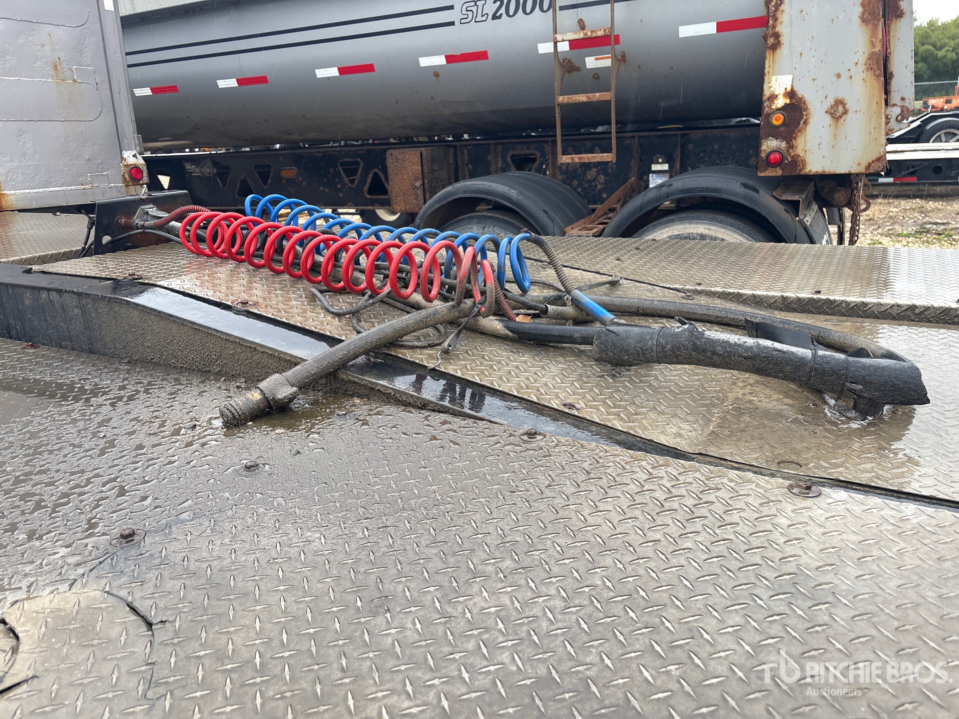 1999 Load Line 15 FT 8 IN TRI/A LEAD