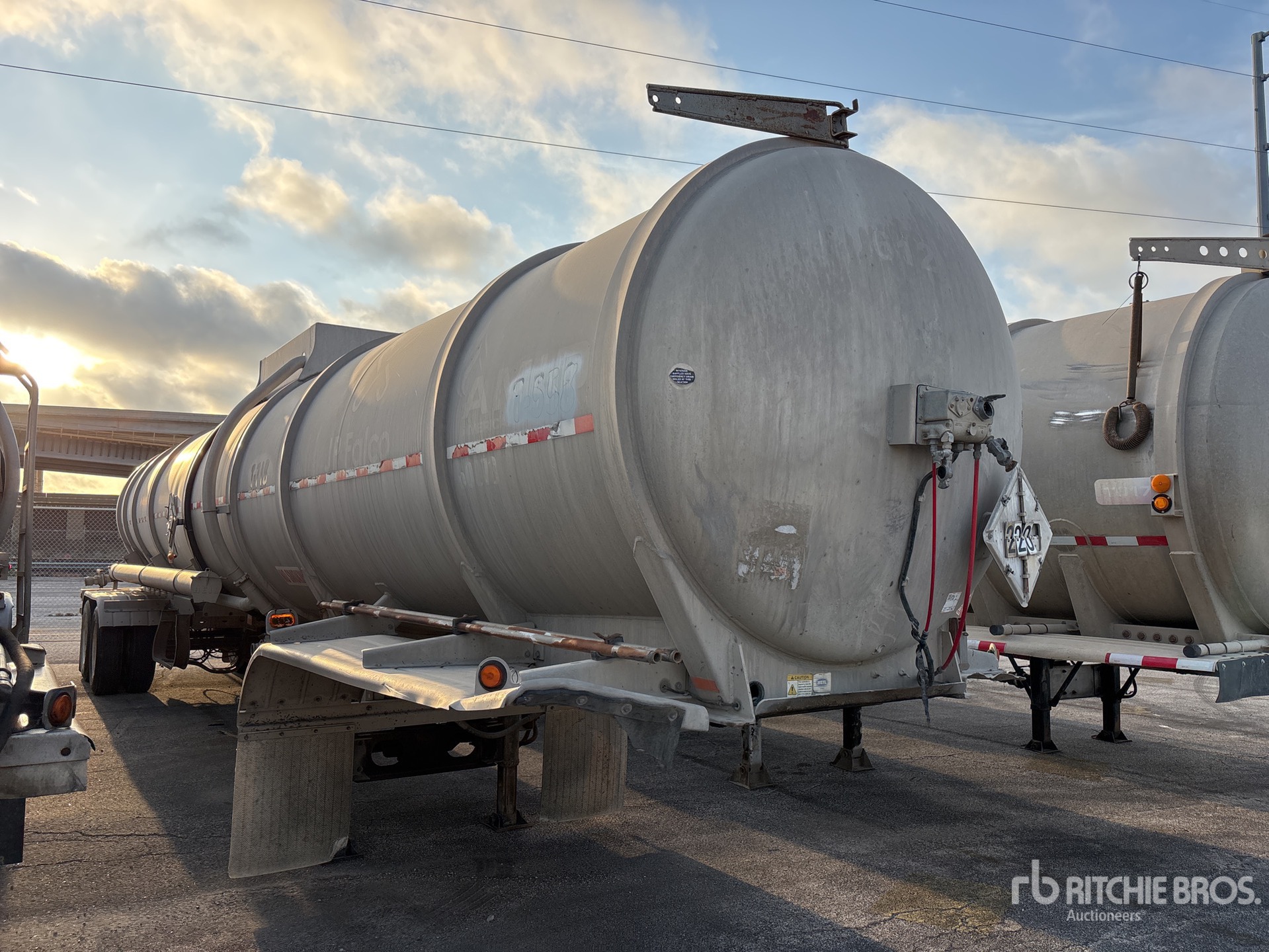 2012 Heil 8400 GAL T/A