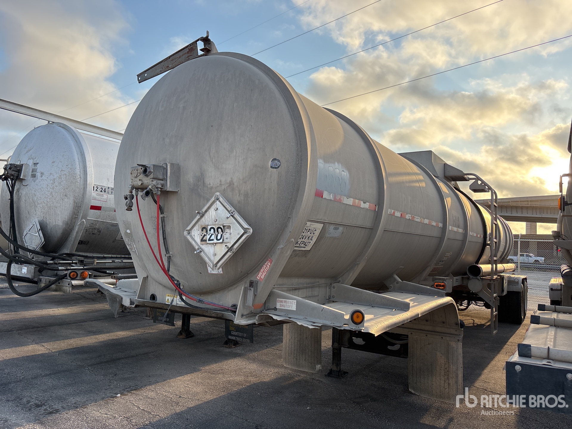 Photo of 2012 Heil 8400 gal T/A